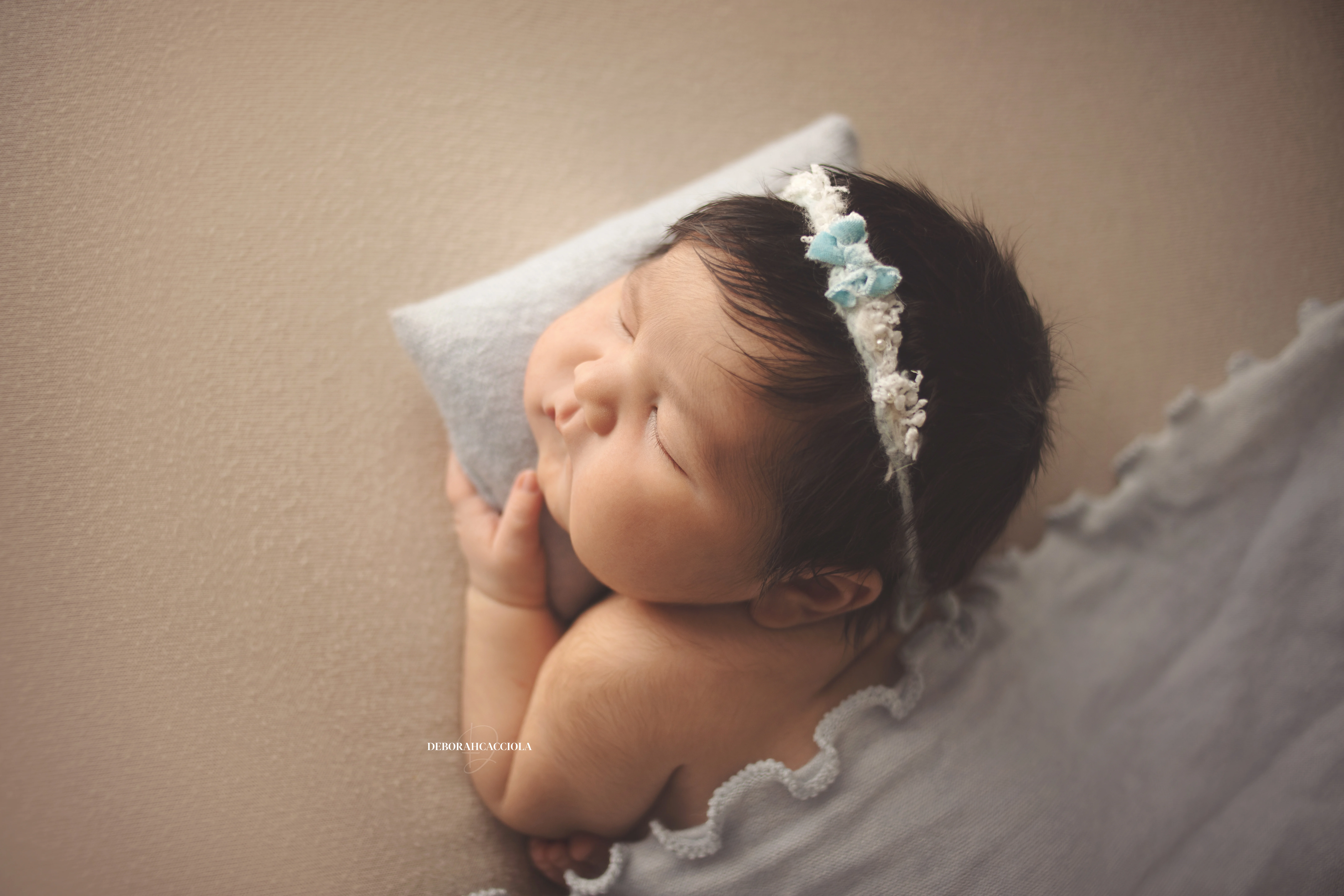 Portrait nouveau-né à Orléans : instant tendre avec bébé, plan large harmonieux, couleurs douces