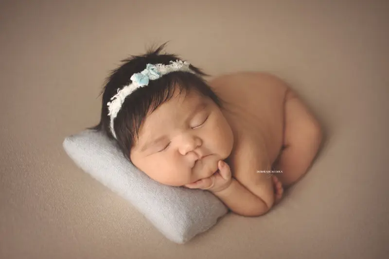 Séance bébé en studio à Orléans : portrait délicat de bébé, cadrage horizontal équilibré, rendu naturel