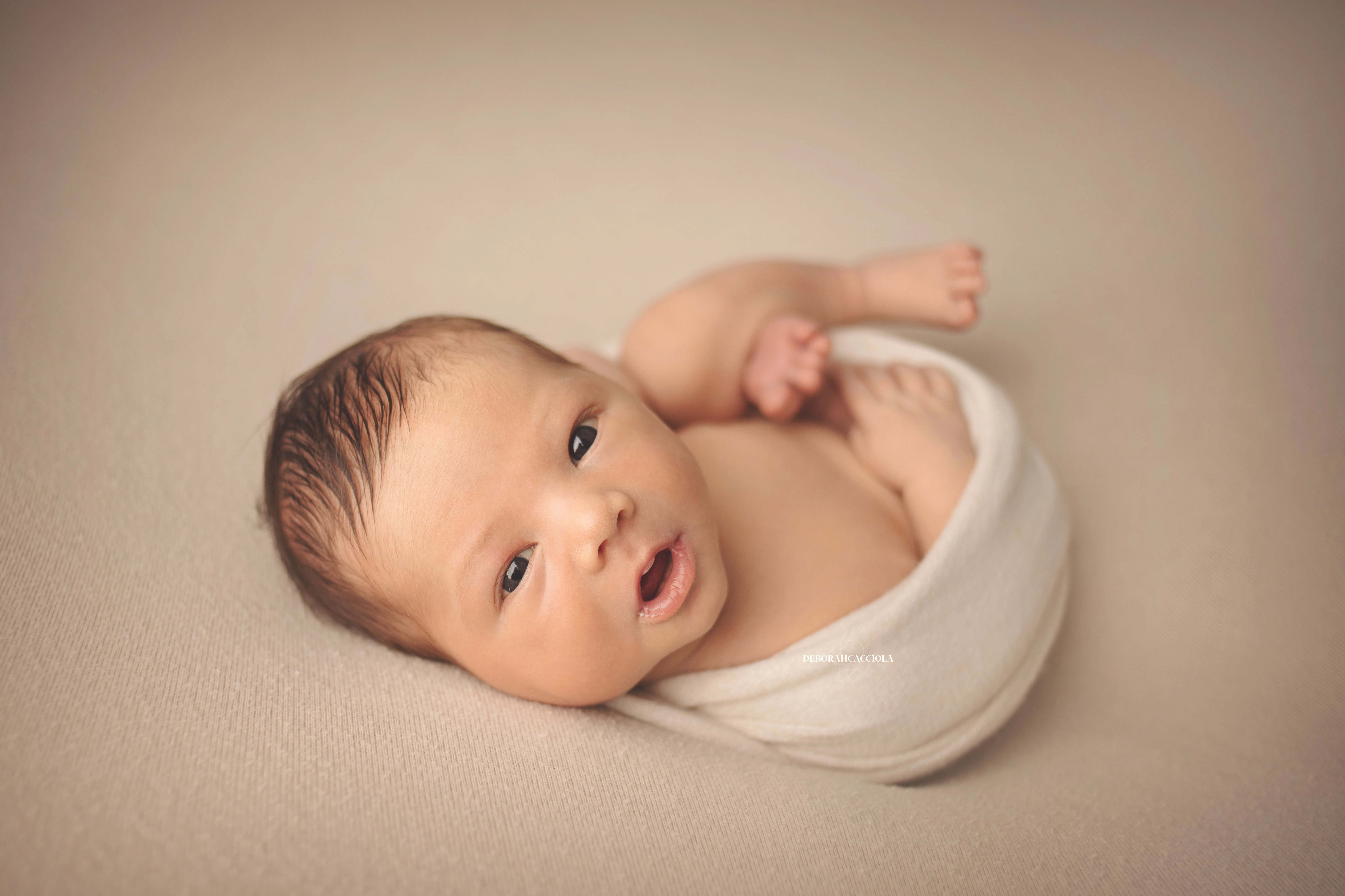 Portrait nouveau-né à Orléans : bébé dans ses premiers jours, composition large et naturelle, tonalités naturelles