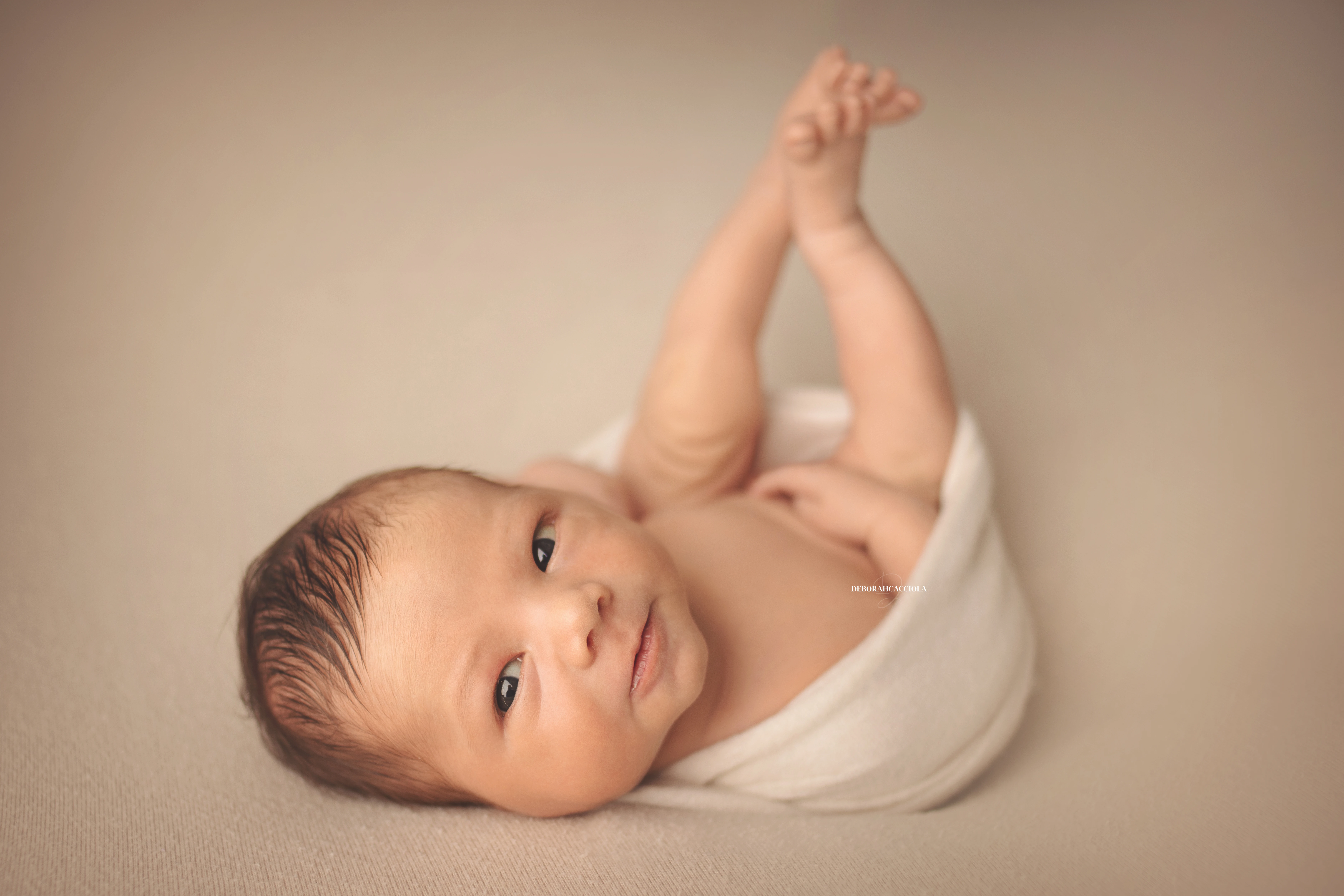 Séance bébé en studio à Orléans : nouveau-né en studio, scène panoramique douce, rendu naturel