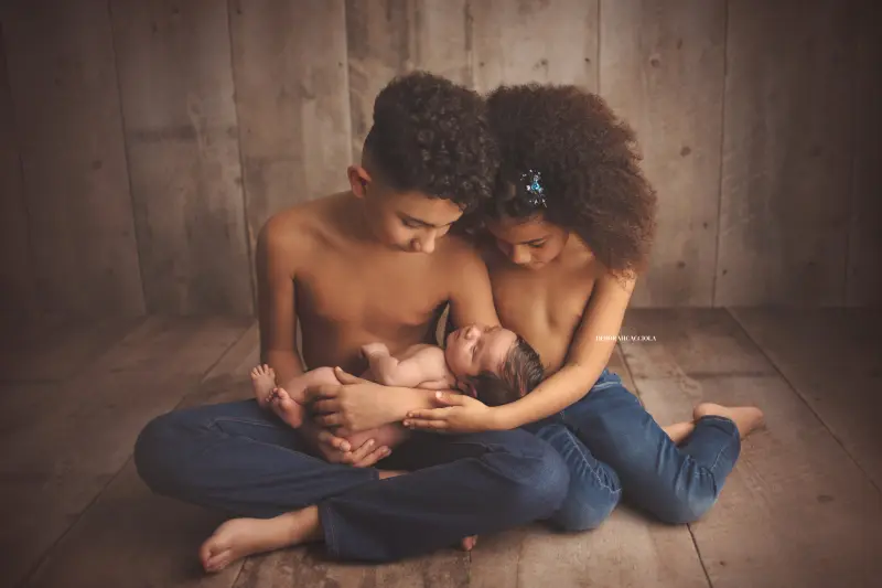 Séance bébé en studio à Orléans : portrait délicat de bébé, cadrage horizontal équilibré, palette claire