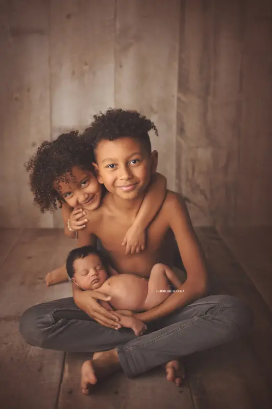 Photo nouveau-né à Orléans, bébé dans ses premiers jours, plan vertical naturel, couleurs douces