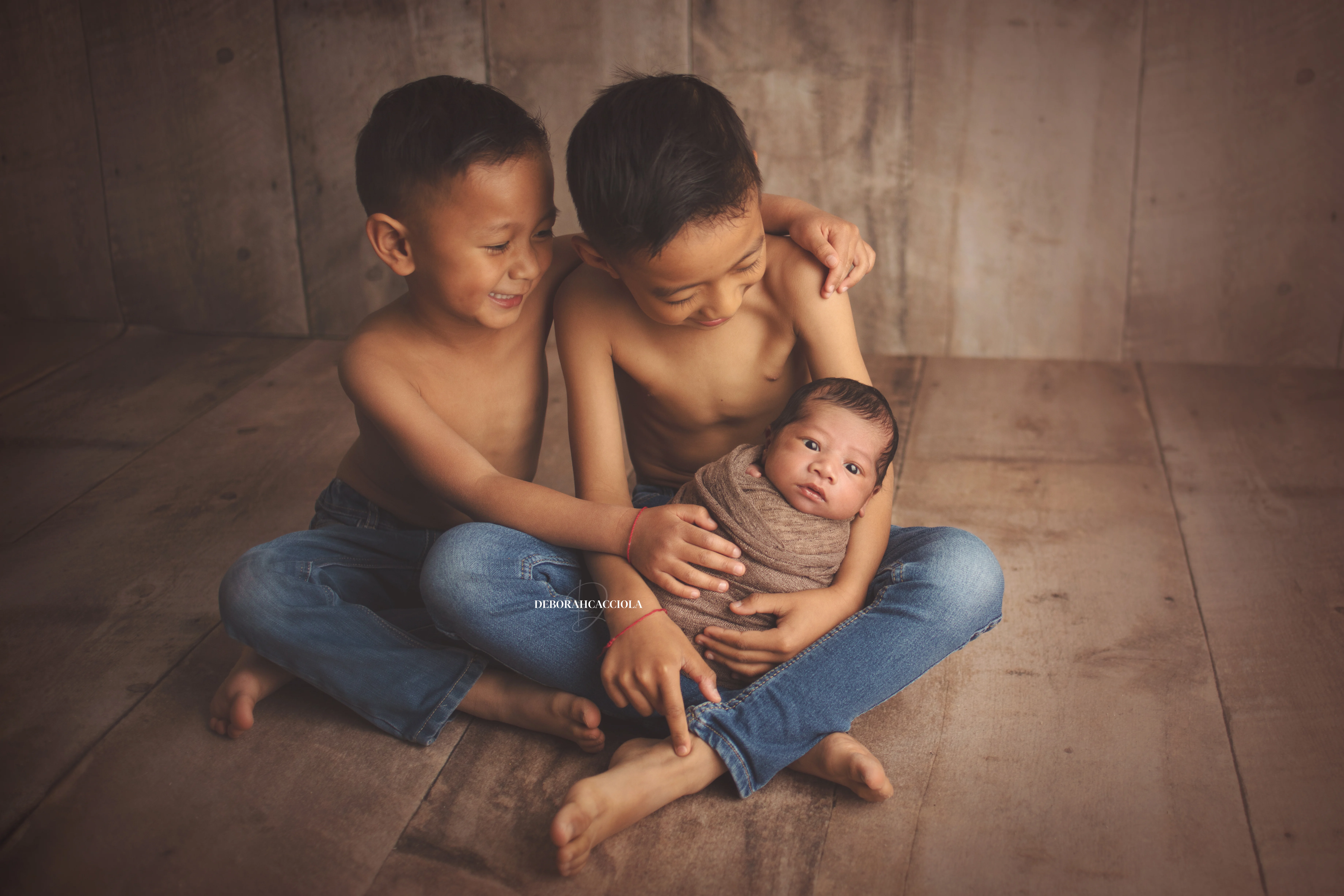 Portrait nouveau-né Orléans : nouveau-né en studio, scène panoramique douce, tonalités naturelles