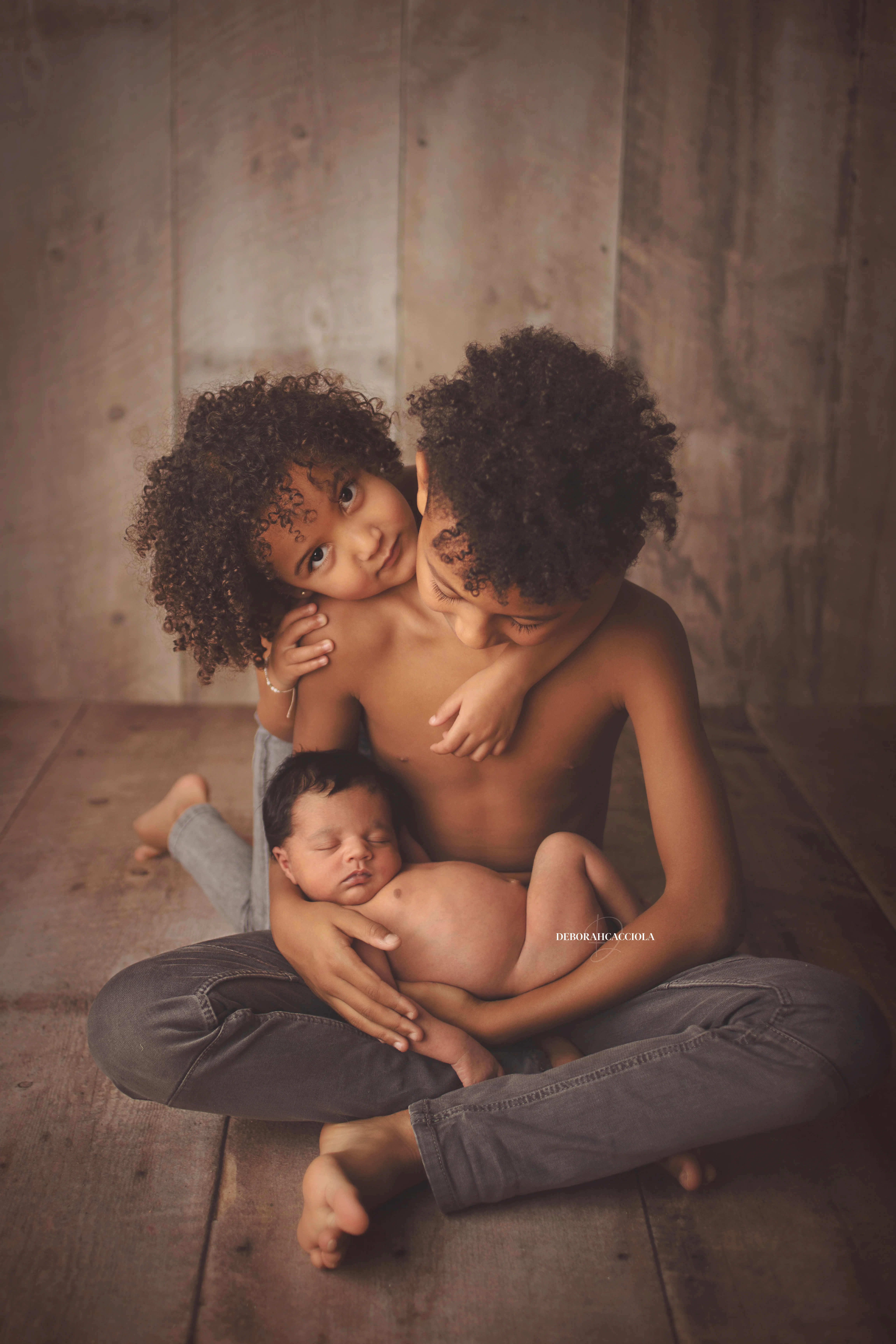 Photo nouveau-né à Orléans, instant tendre avec bébé, portrait vertical soigné, rendu naturel