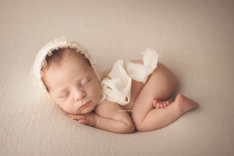 Photo nouveau-né à Orléans, bébé dans ses premiers jours, composition large et naturelle, couleurs douces