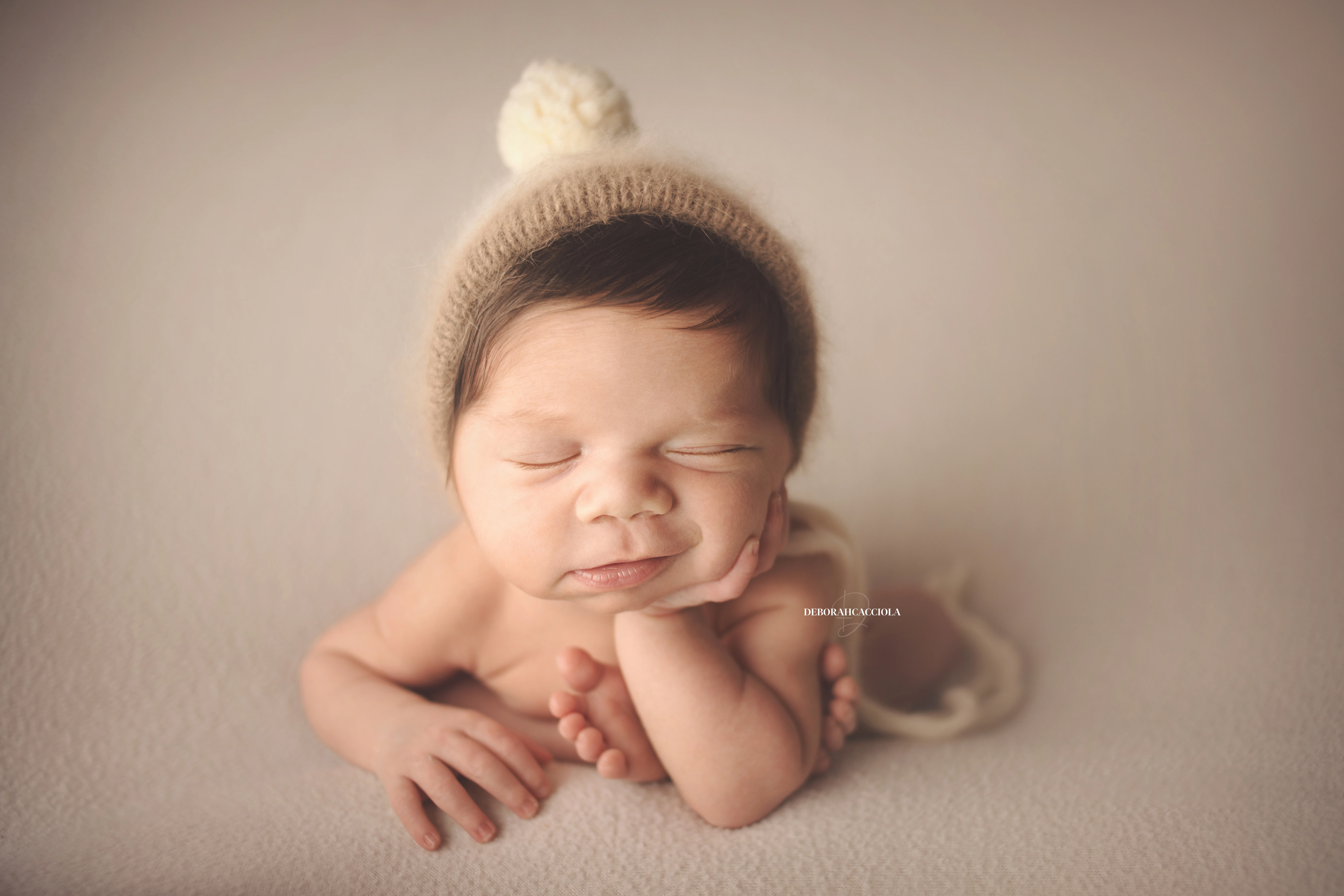 Photo nouveau-né studio Orléans : nouveau-né en studio, scène panoramique douce, tonalités naturelles