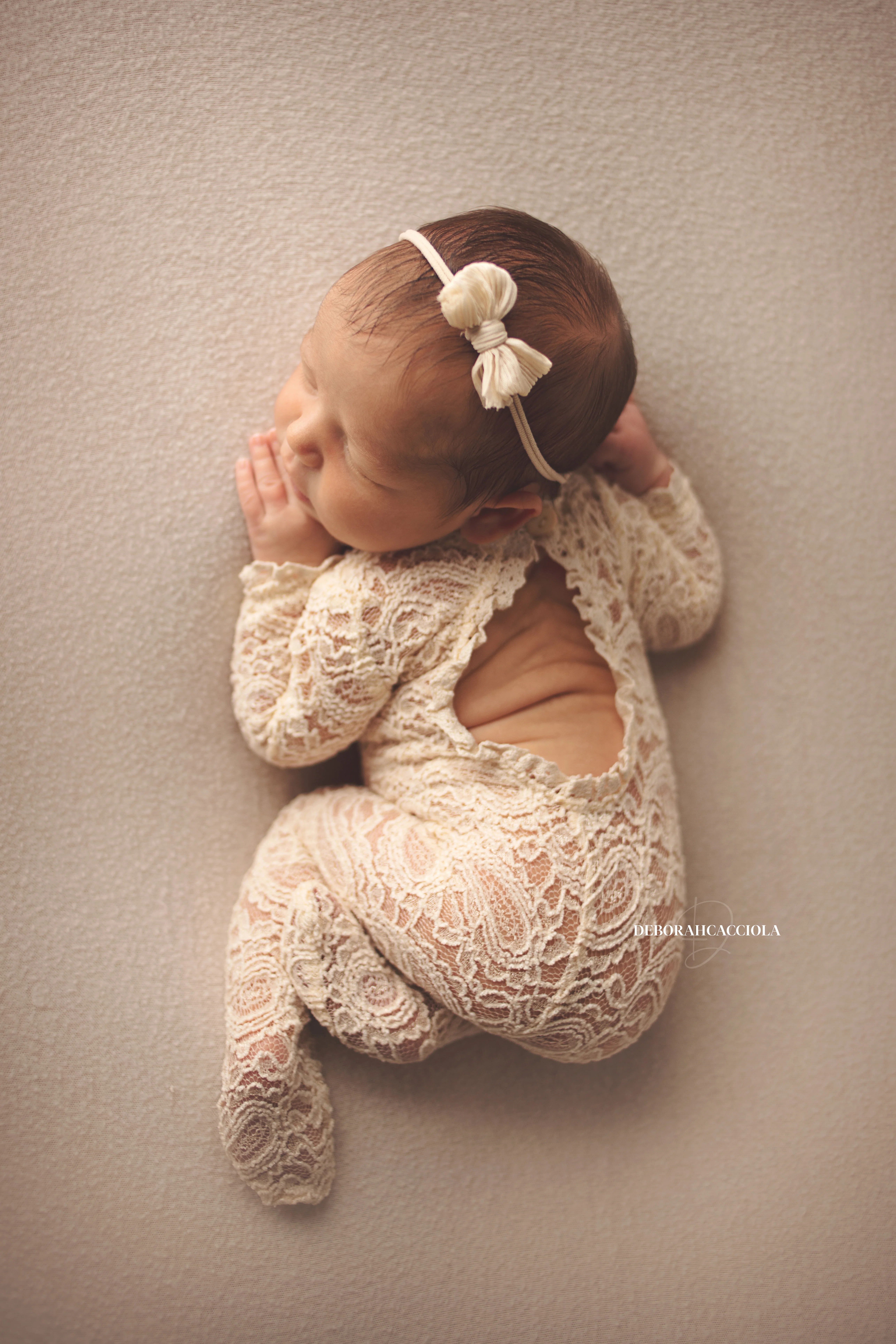 Portrait nouveau-né à Orléans : instant tendre avec bébé, portrait vertical soigné, tonalités naturelles