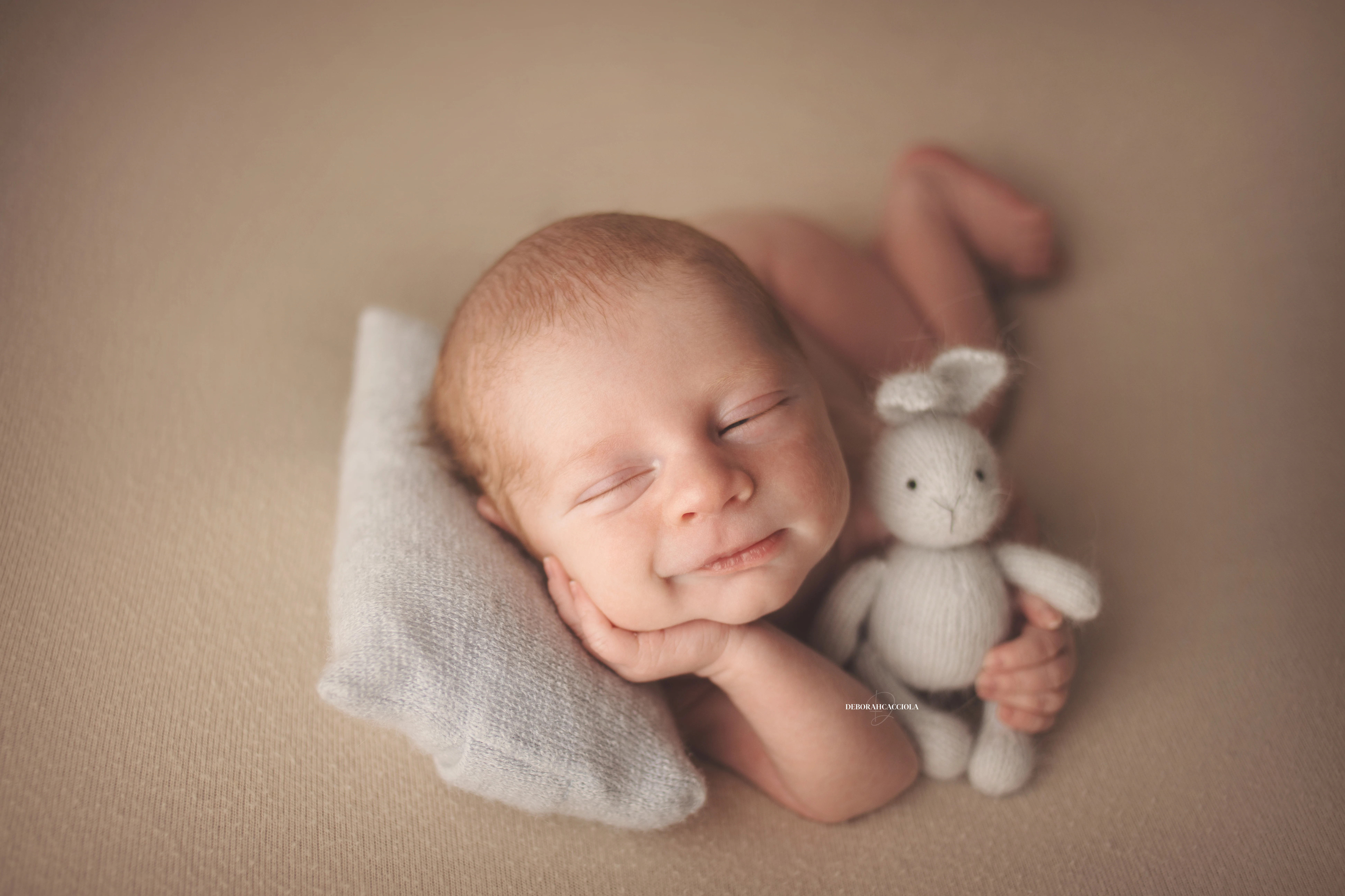Séance bébé en studio à Orléans : portrait délicat de bébé, cadrage horizontal équilibré, palette claire