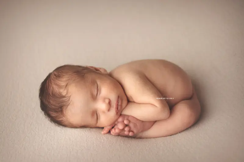 Photo nouveau-né à Orléans, bébé dans ses premiers jours, composition large et naturelle, palette claire