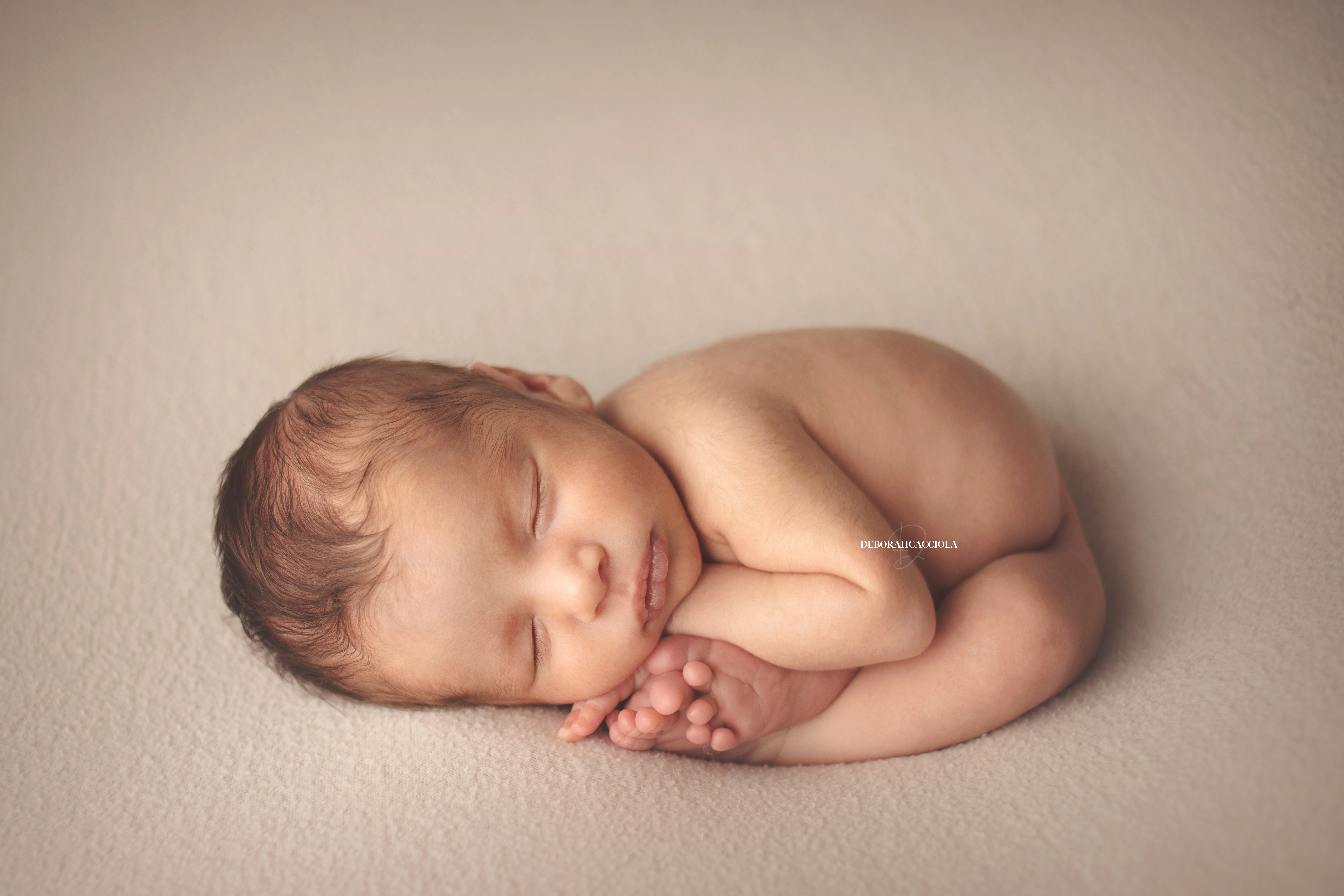 Photo nouveau-né à Orléans, bébé dans ses premiers jours, composition large et naturelle, palette claire