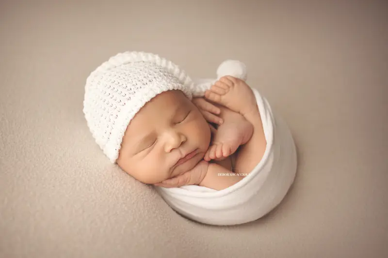 Séance bébé à Orléans - instant tendre avec bébé, plan large harmonieux, palette claire