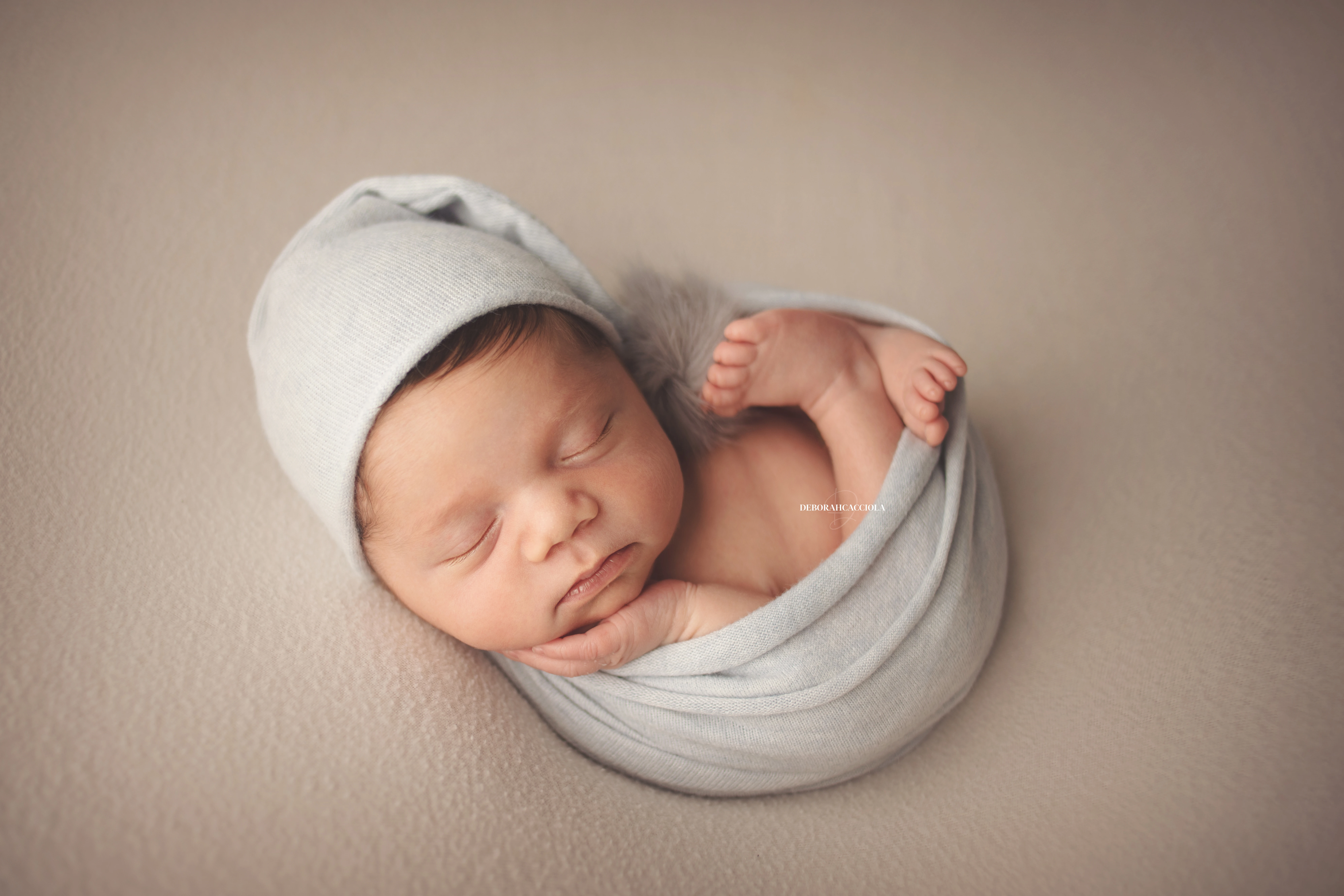 Portrait nouveau-né à Orléans : bébé dans ses premiers jours, composition large et naturelle, couleurs équilibrées