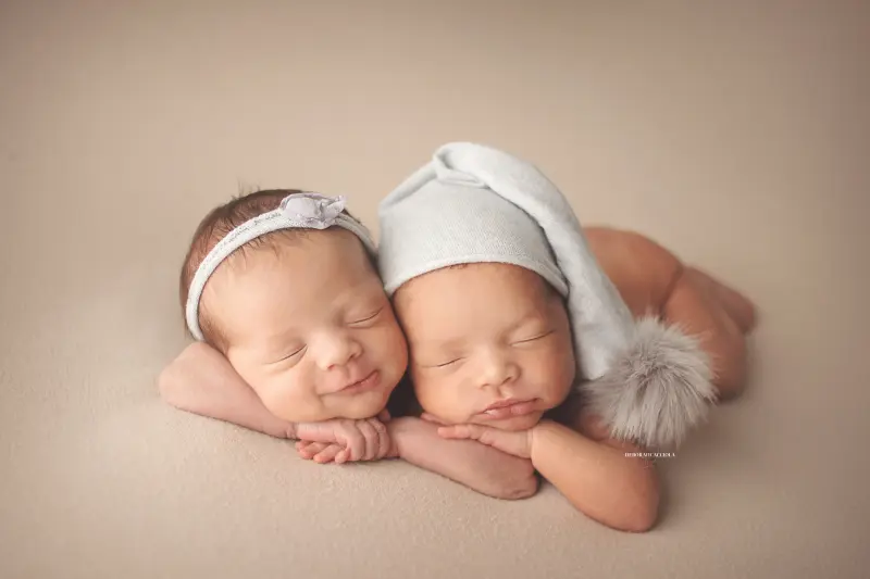 Séance bébé en studio à Orléans : nouveau-né en studio, scène panoramique douce, tonalités naturelles