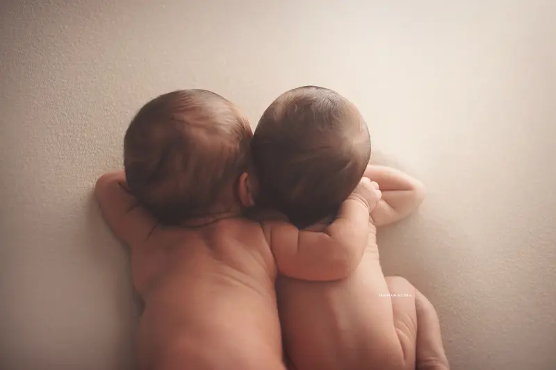 Portrait nouveau-né à Orléans : instant tendre avec bébé, plan large harmonieux, tonalités naturelles