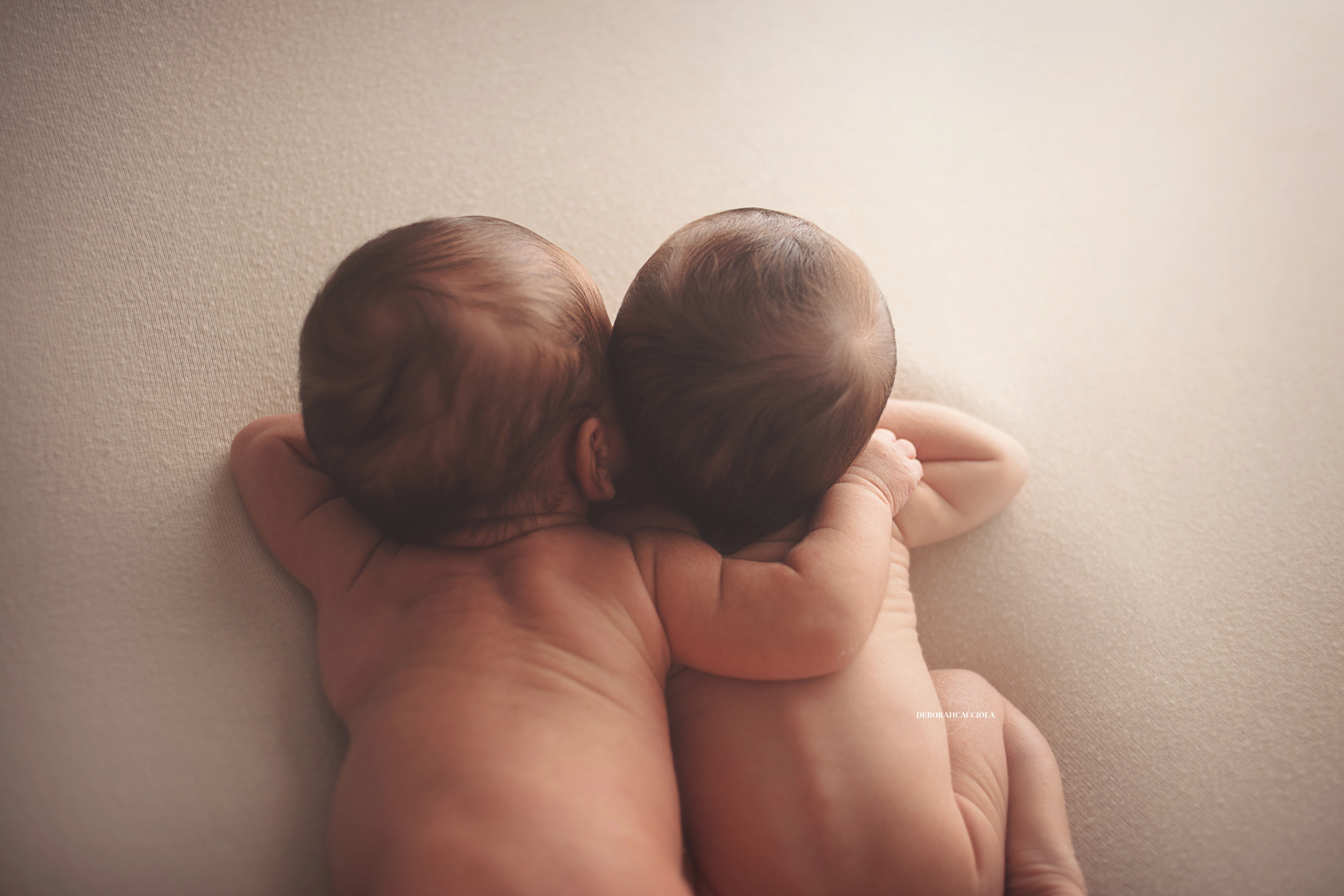 Portrait nouveau-né à Orléans : instant tendre avec bébé, plan large harmonieux, tonalités naturelles