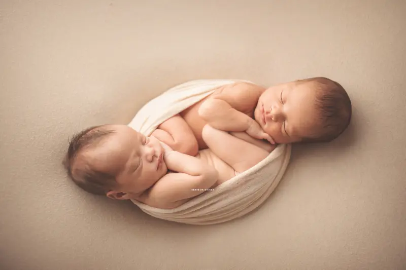 Portrait nouveau-né à Orléans : bébé dans ses premiers jours, composition large et naturelle, tonalités naturelles