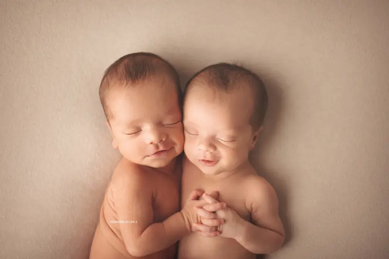 Portrait nouveau-né Orléans : portrait délicat de bébé, cadrage horizontal équilibré, palette claire