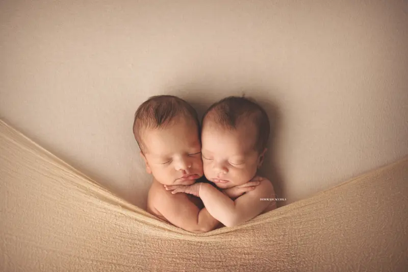 Séance bébé à Orléans - instant tendre avec bébé, plan large harmonieux, couleurs douces