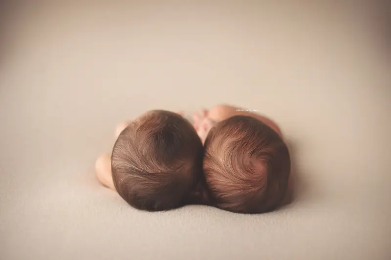 Portrait nouveau-né Orléans : nouveau-né en studio, scène panoramique douce, couleurs douces