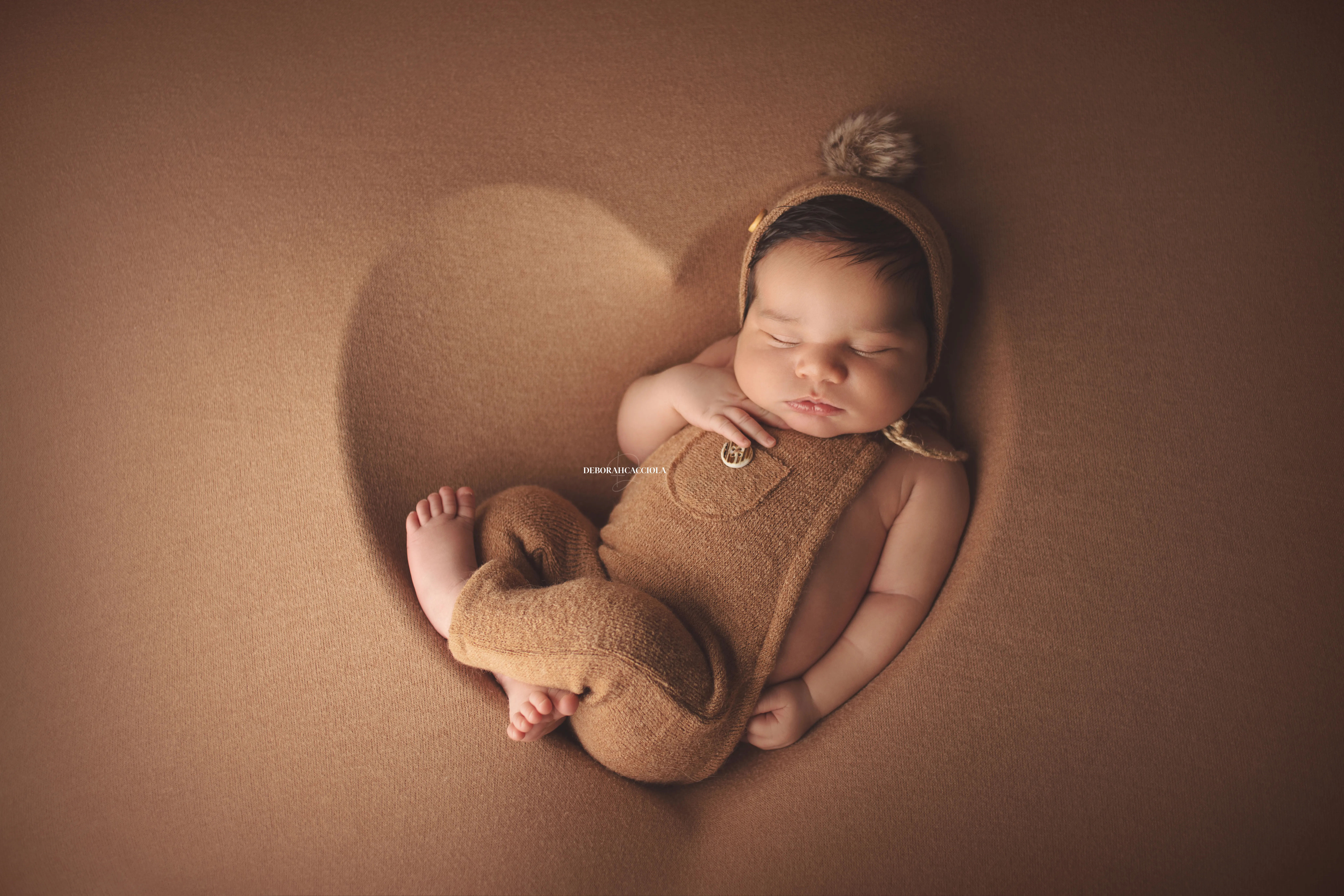 Portrait nouveau-né Orléans : nouveau-né en studio, scène panoramique douce, rendu naturel