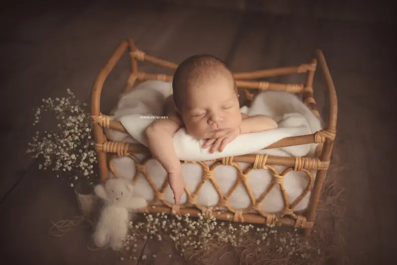Photo nouveau-né à Orléans, instant tendre avec bébé, plan large harmonieux, couleurs équilibrées