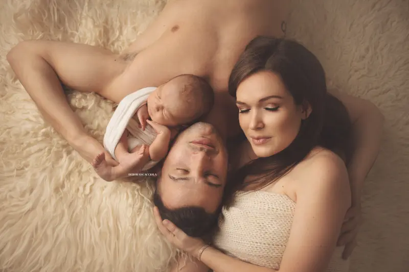 Portrait nouveau-né Orléans : nouveau-né en studio, scène panoramique douce, palette claire