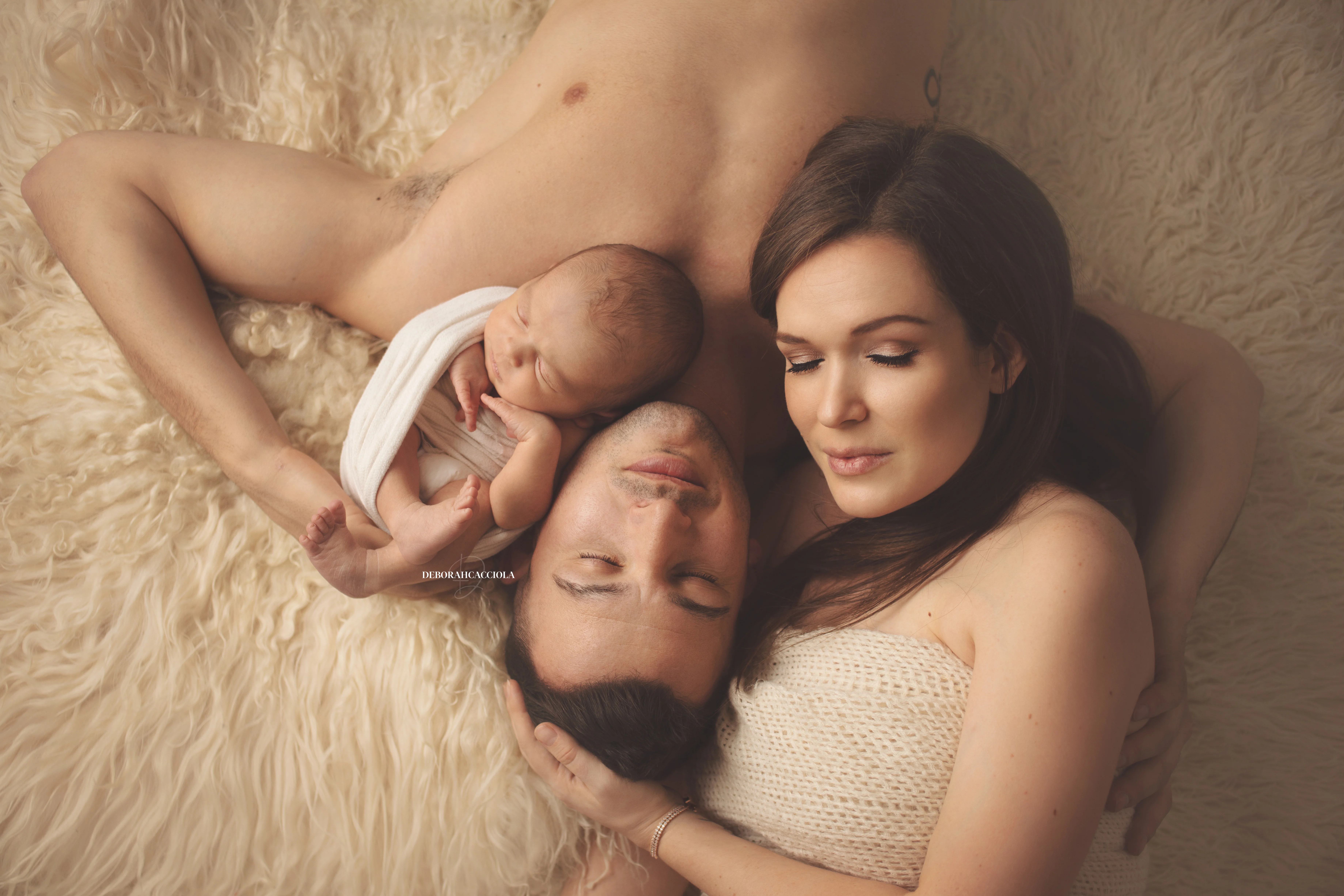 Portrait nouveau-né Orléans : nouveau-né en studio, scène panoramique douce, palette claire