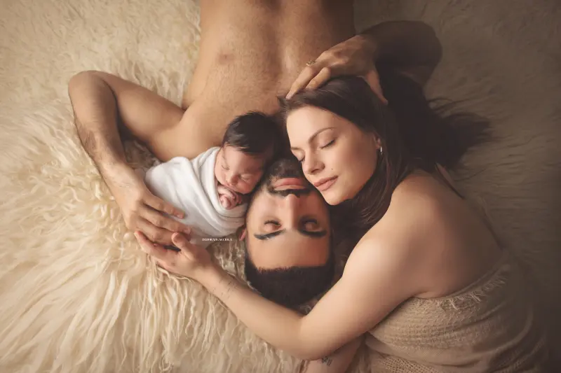 Photo nouveau-né à Orléans, instant tendre avec bébé, plan large harmonieux, palette claire