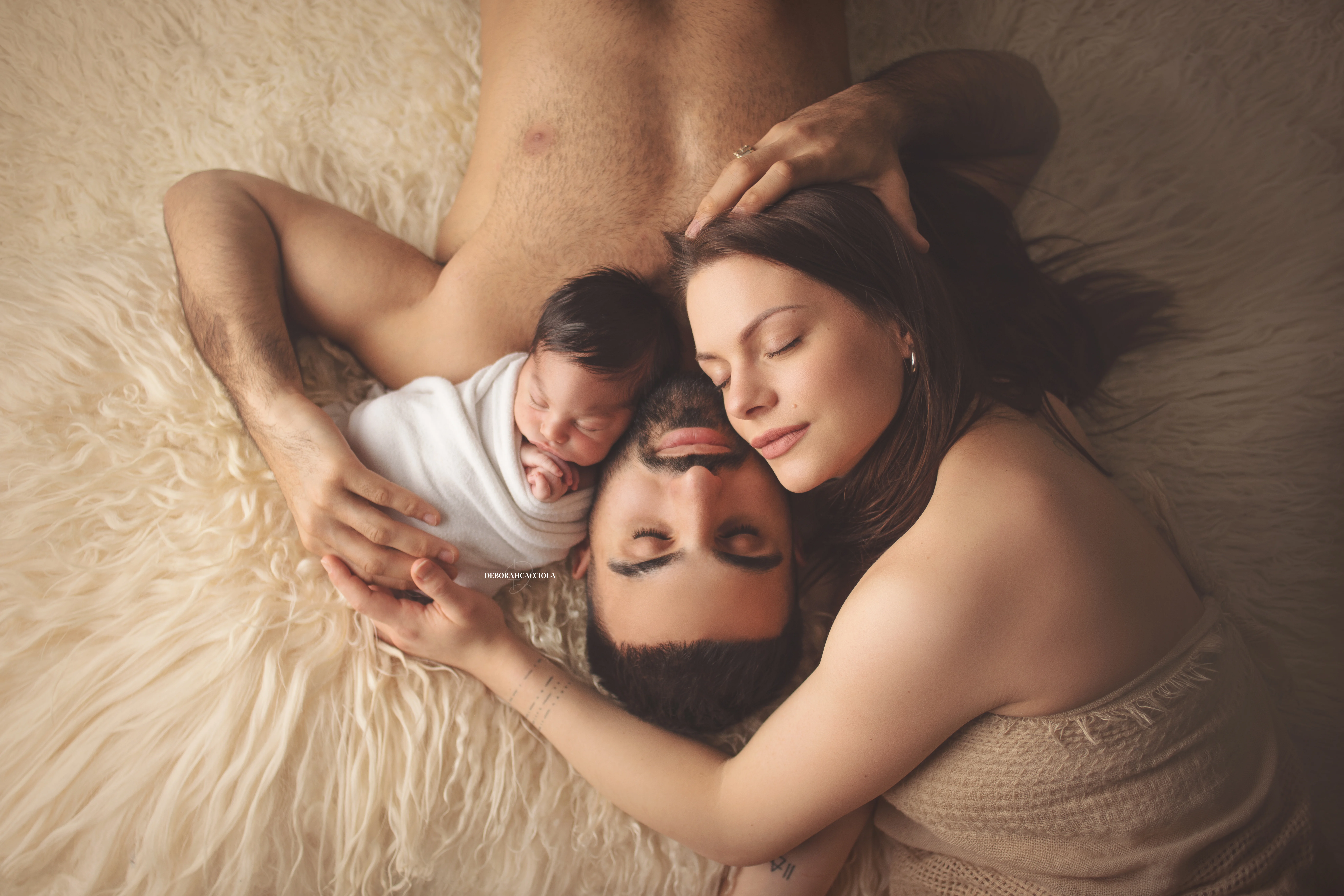Photo nouveau-né à Orléans, instant tendre avec bébé, plan large harmonieux, palette claire