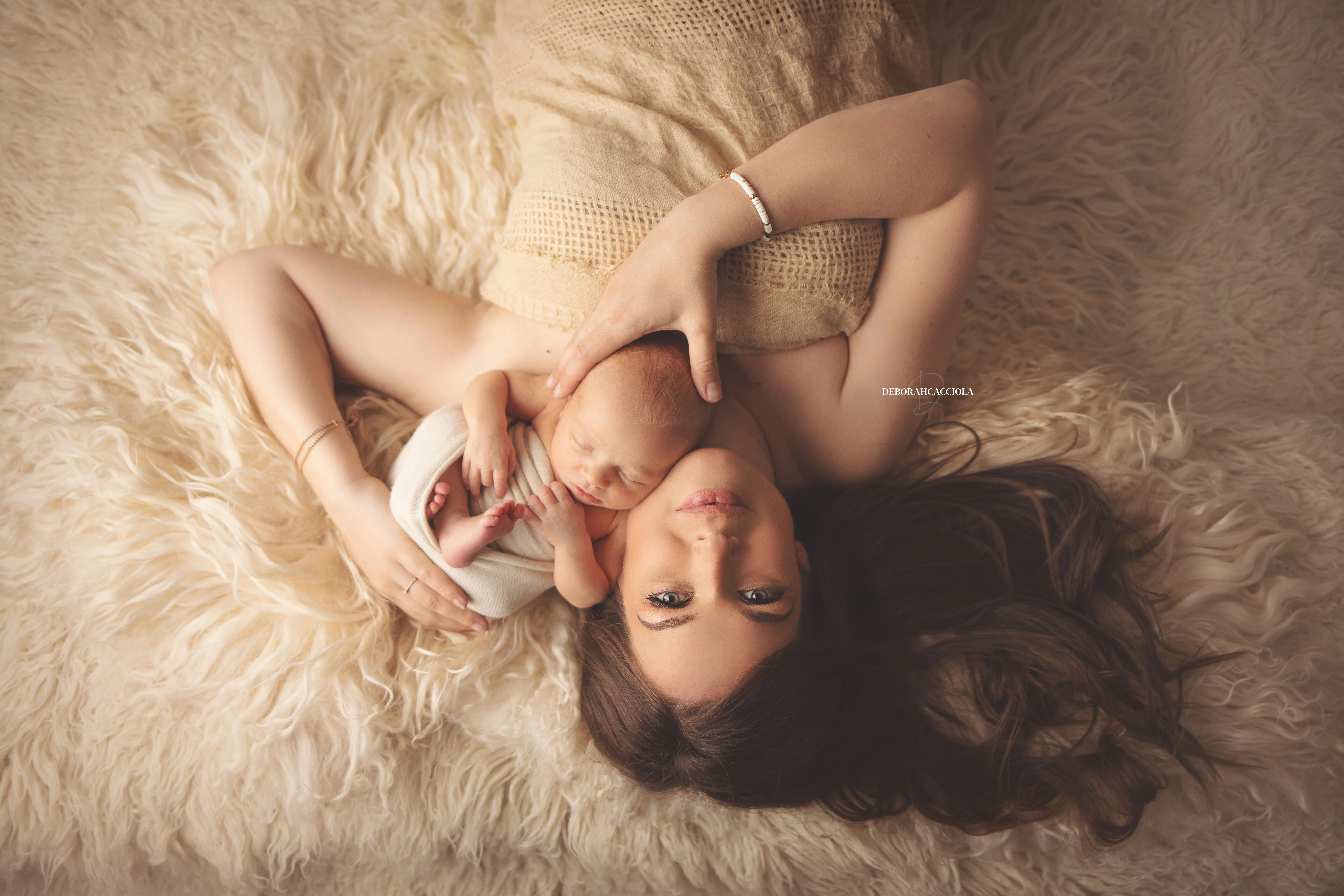 Photo nouveau-né studio Orléans : nouveau-né en studio, scène panoramique douce, palette claire