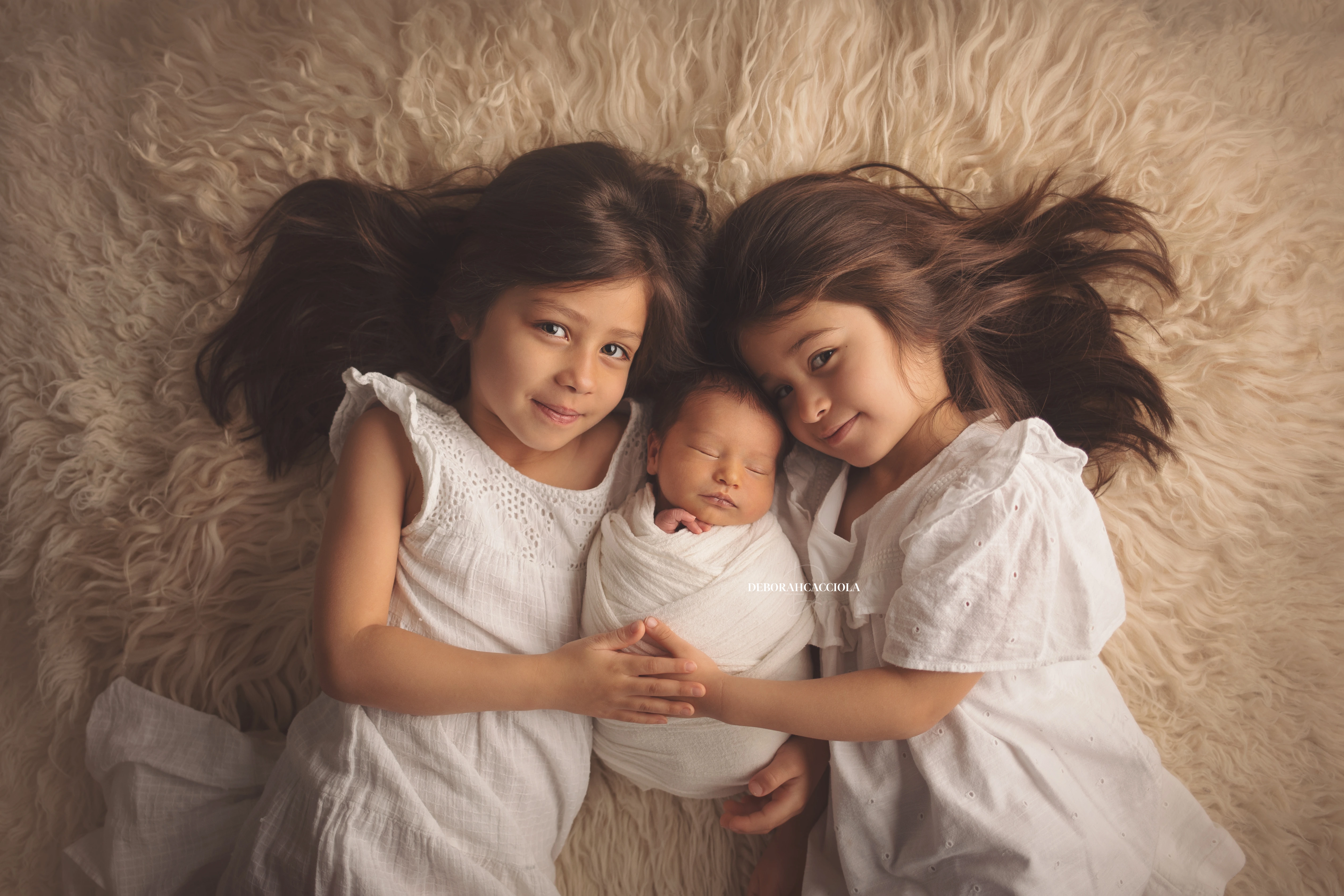 Photo nouveau-né studio Orléans : portrait délicat de bébé, cadrage horizontal équilibré, rendu naturel