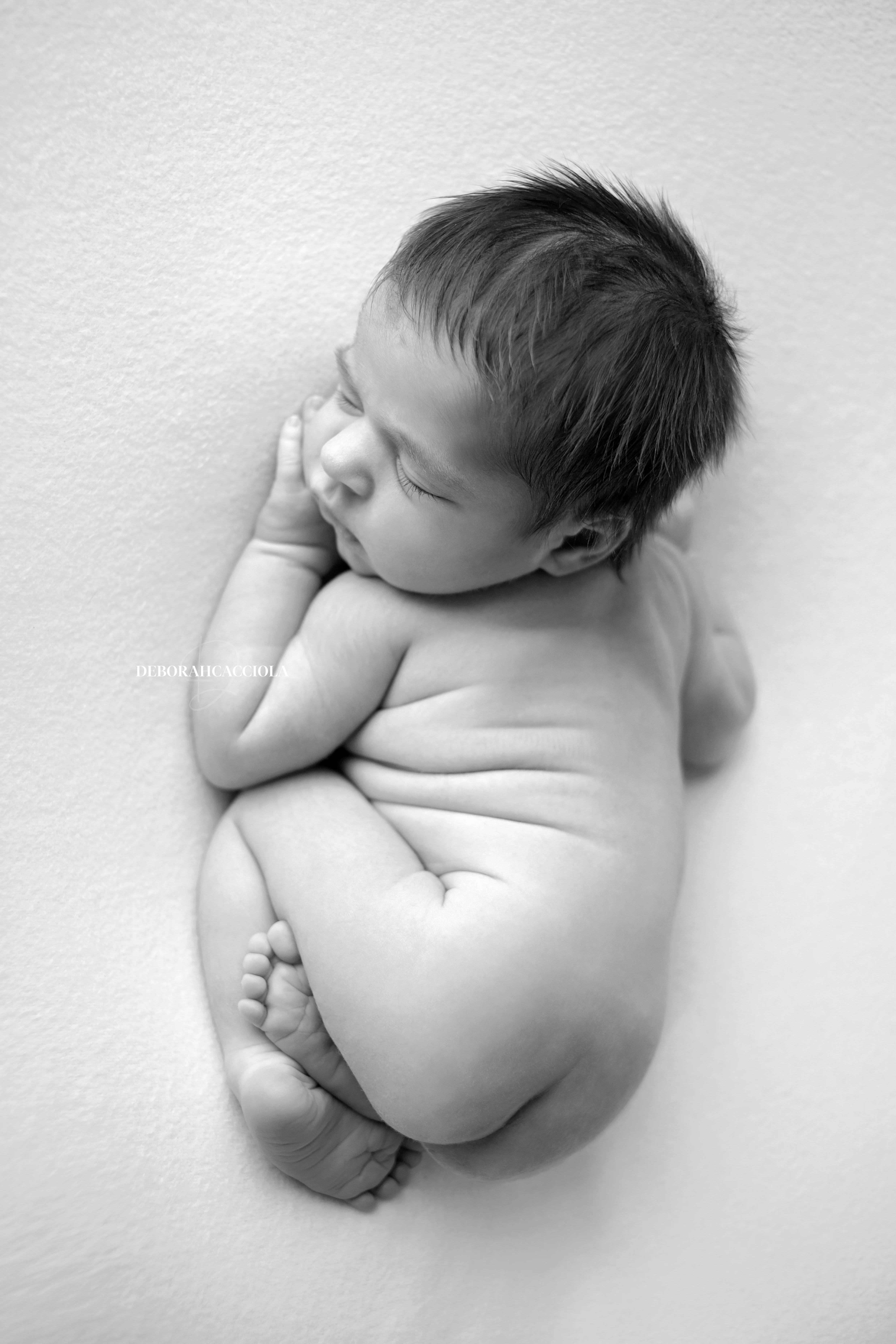 Portrait nouveau-né Orléans : portrait délicat de bébé, composition resserrée élégante, rendu monochrome