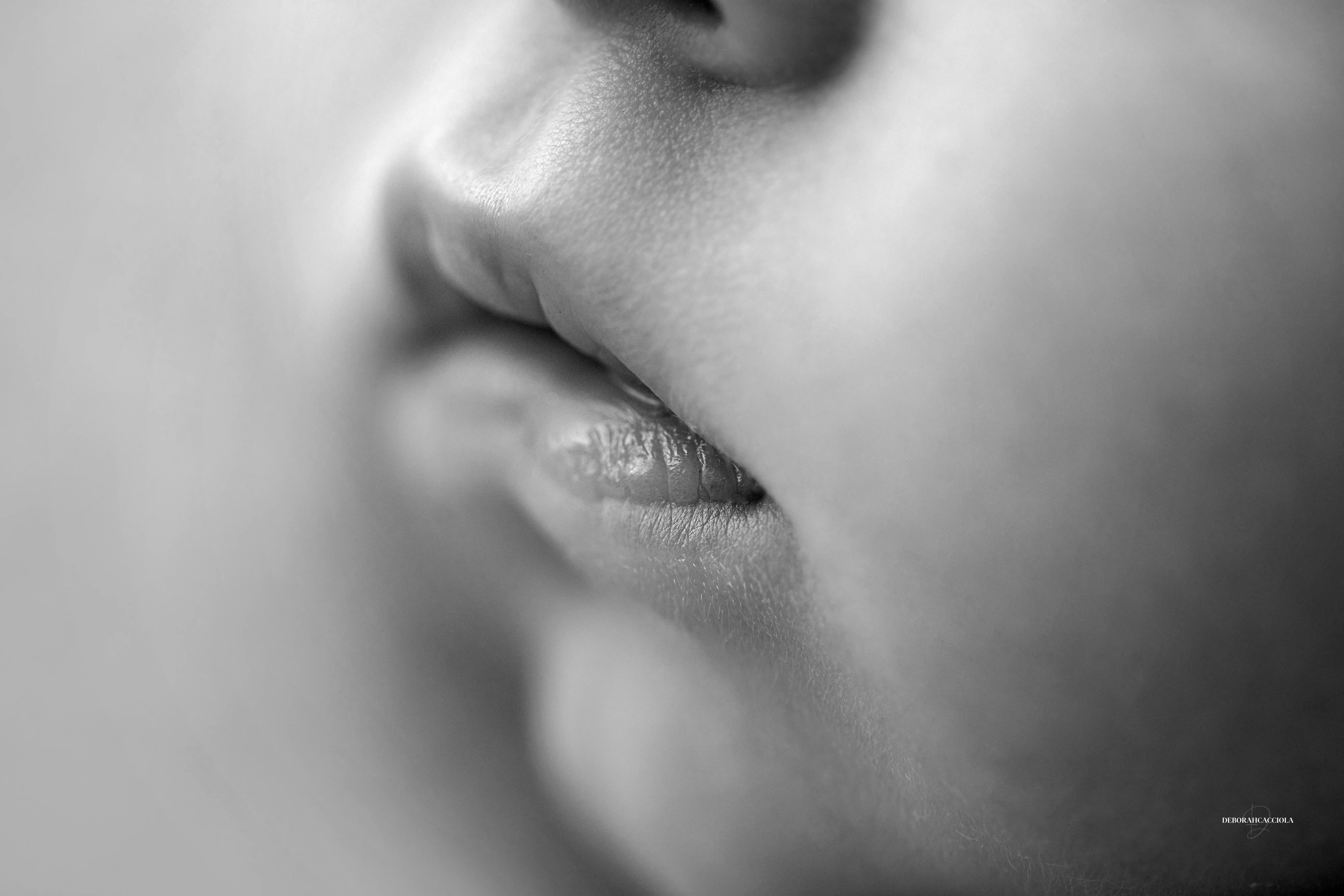 Portrait nouveau-né Orléans : nouveau-né en studio, scène panoramique douce, traitement noir et blanc soigné