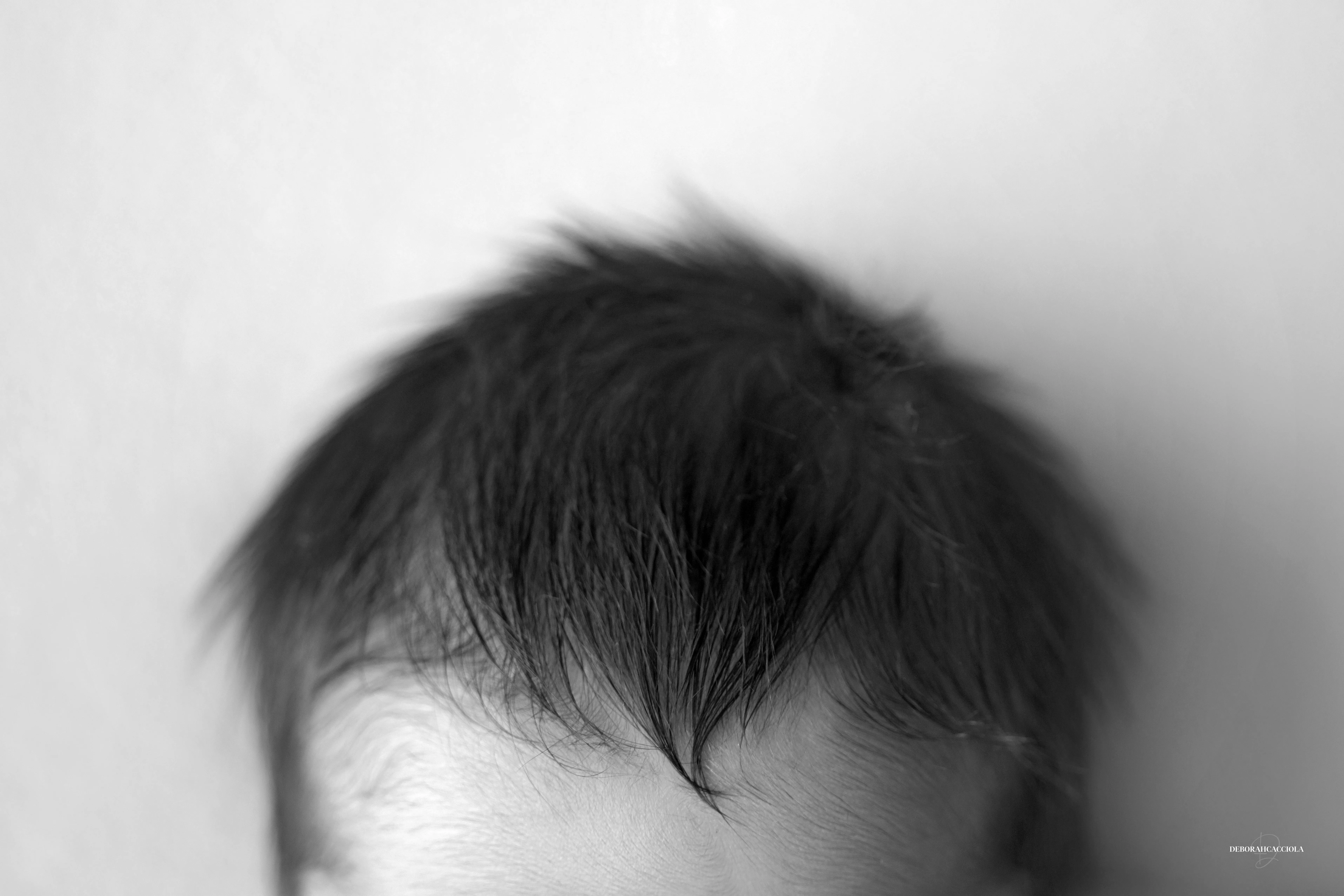 Séance bébé à Orléans - bébé dans ses premiers jours, composition large et naturelle, style noir et blanc