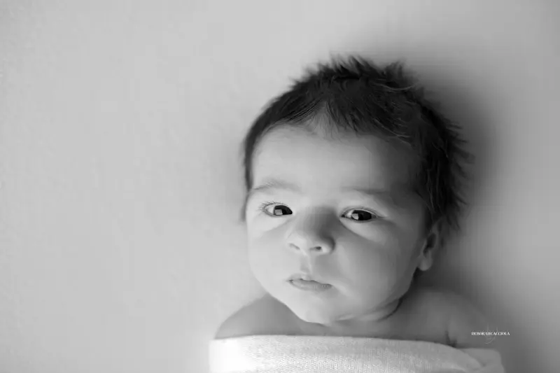 Photo nouveau-né à Orléans, bébé dans ses premiers jours, composition large et naturelle, style noir et blanc