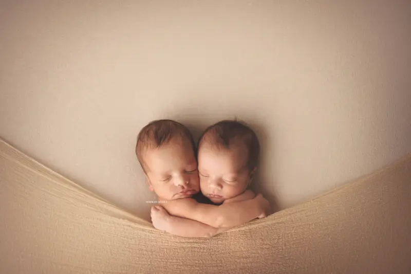 Séance bébé en studio à Orléans : nouveau-né en studio, scène panoramique douce, couleurs douces