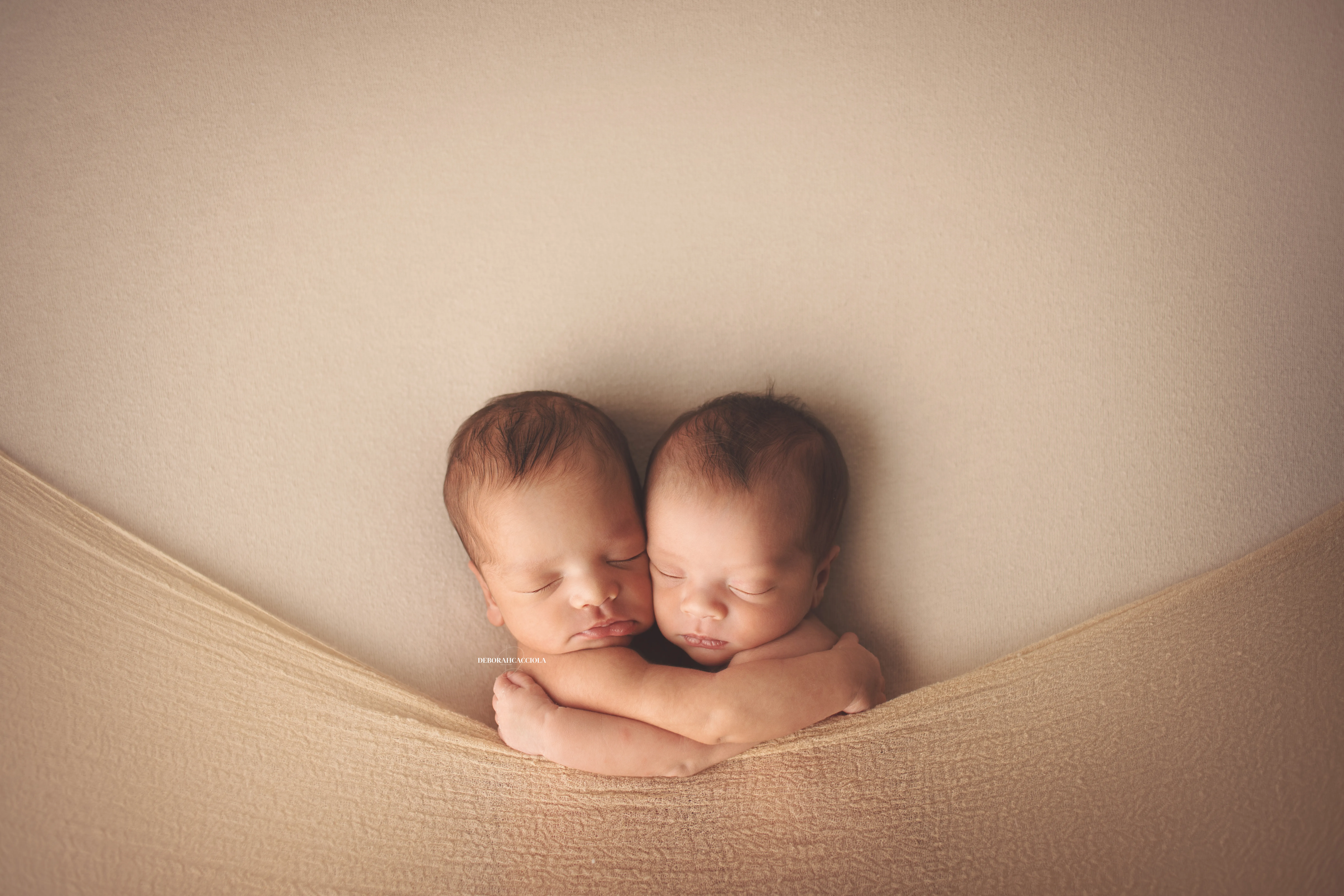 Séance bébé en studio à Orléans : nouveau-né en studio, scène panoramique douce, couleurs douces