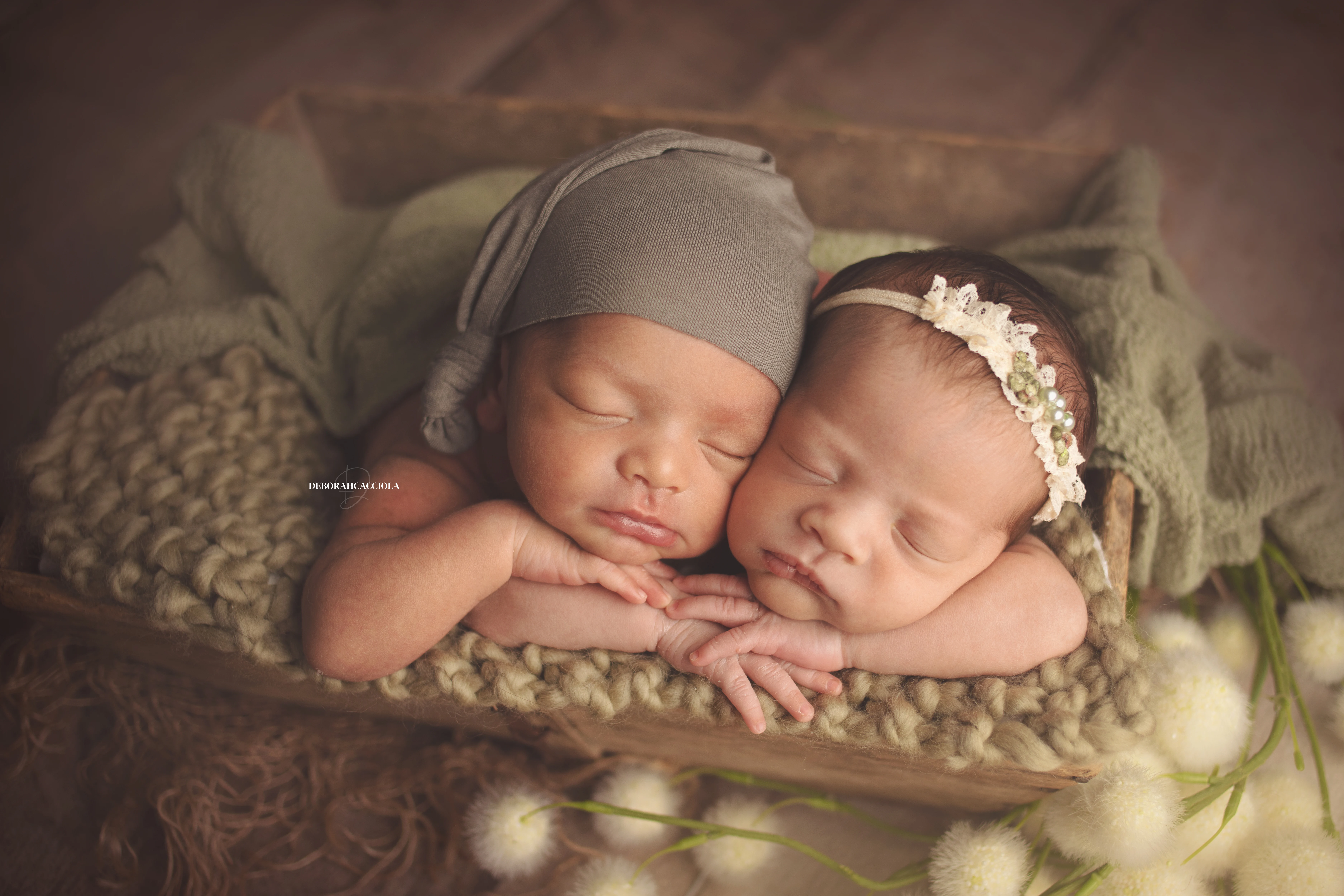 Séance bébé en studio à Orléans : portrait délicat de bébé, cadrage horizontal équilibré, rendu naturel