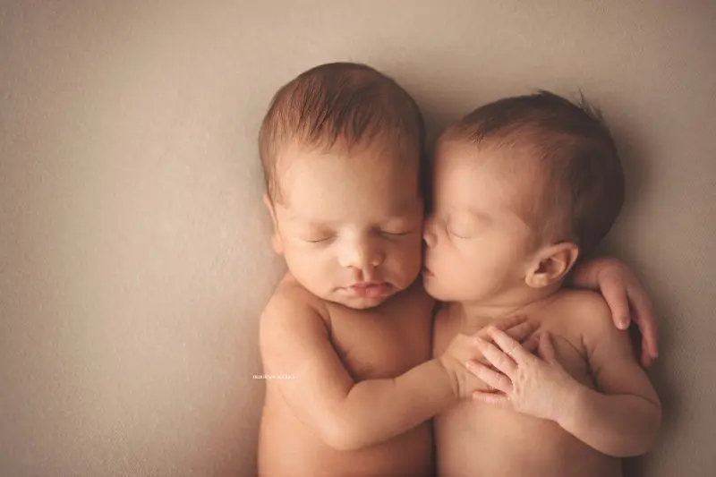 Séance bébé à Orléans - bébé dans ses premiers jours, composition large et naturelle, couleurs équilibrées
