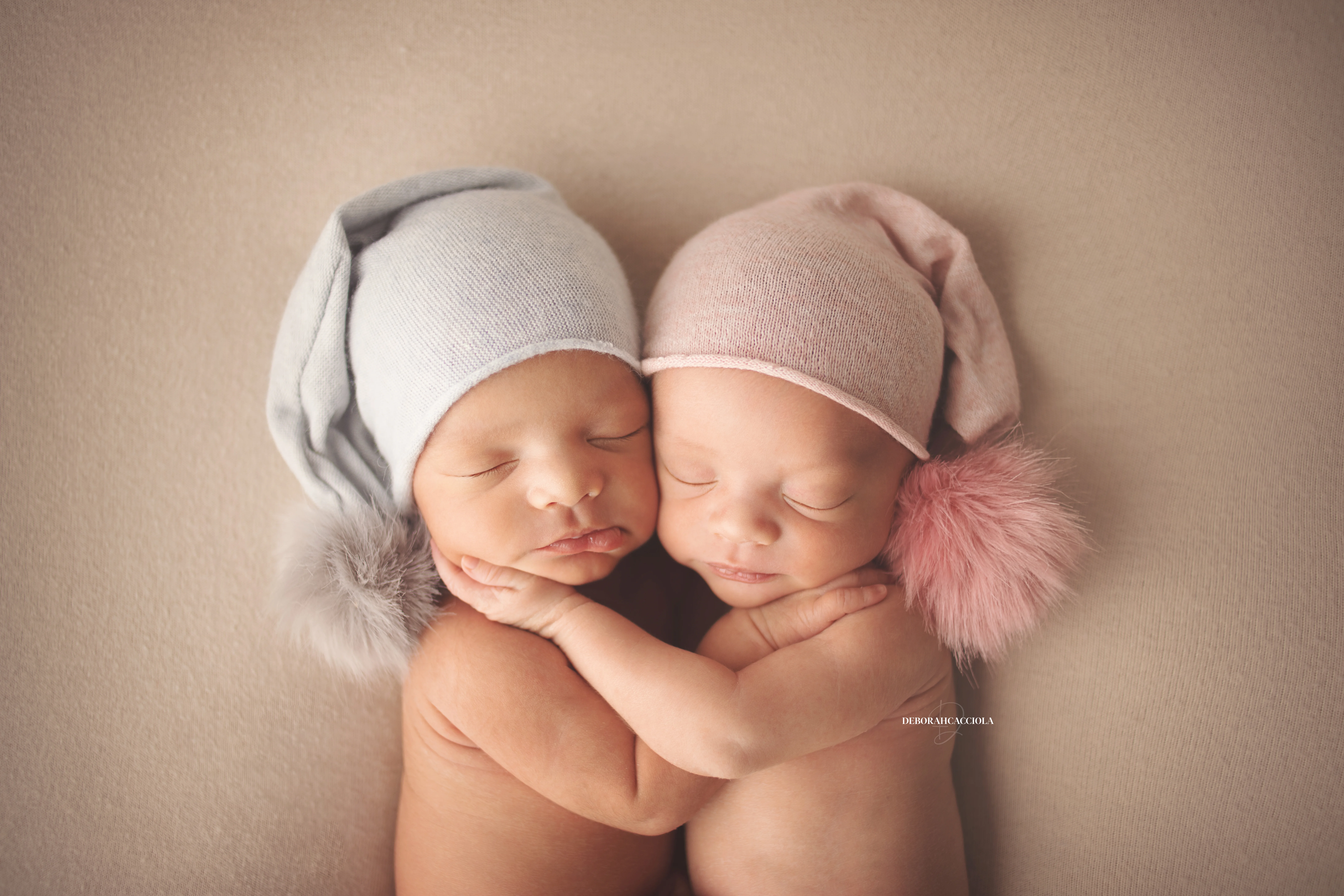 Photo nouveau-né studio Orléans : nouveau-né en studio, scène panoramique douce, tonalités naturelles