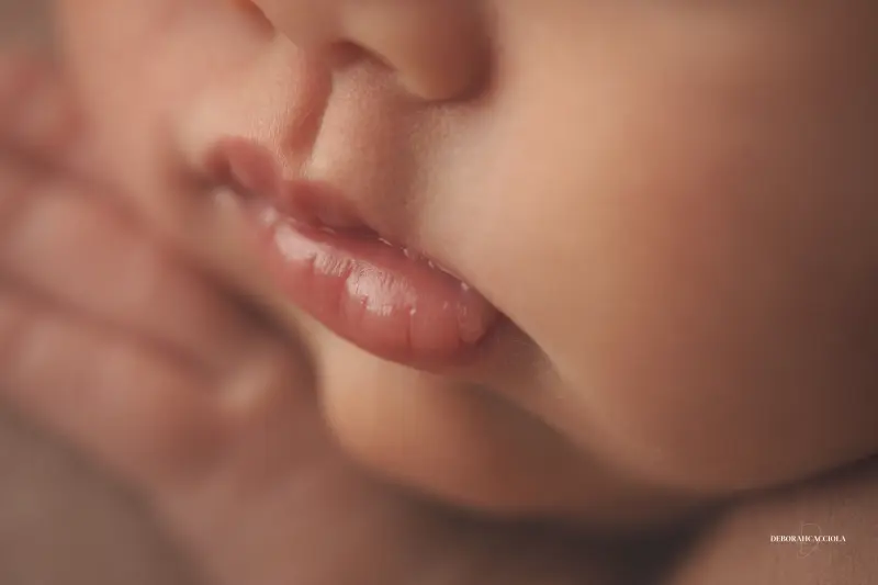 Portrait nouveau-né à Orléans : instant tendre avec bébé, plan large harmonieux, couleurs douces