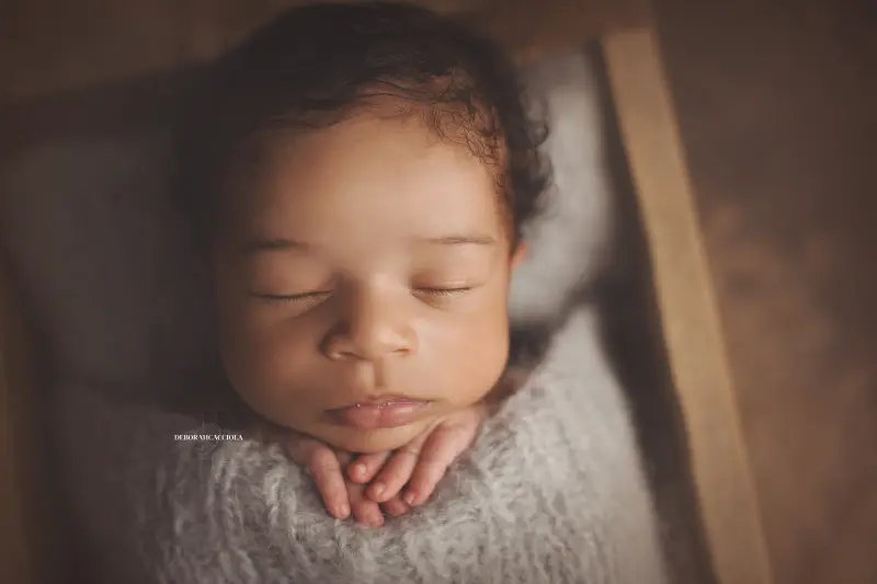 Séance bébé à Orléans - instant tendre avec bébé, plan large harmonieux, palette claire