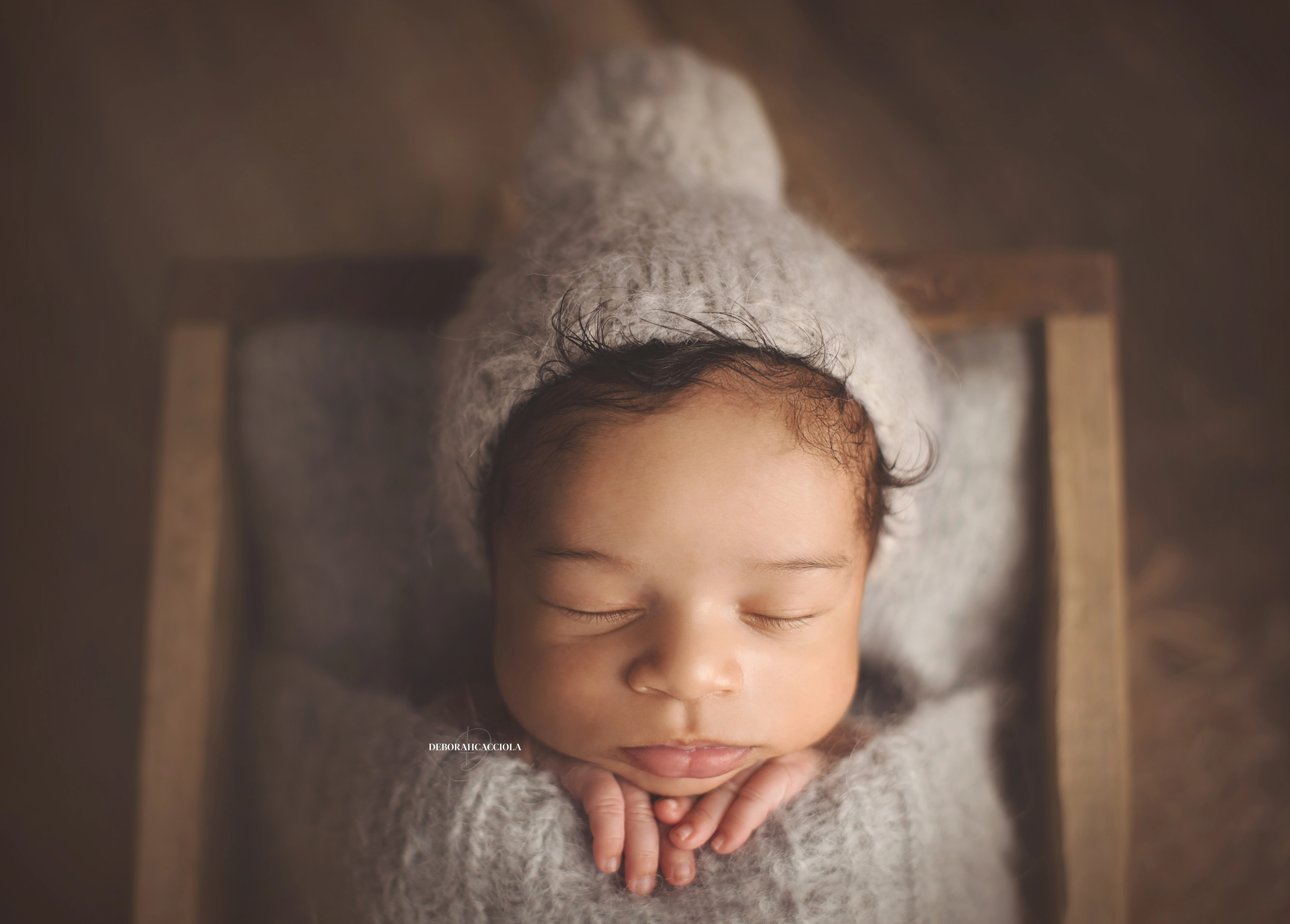 Portrait nouveau-né à Orléans : instant tendre avec bébé, plan large harmonieux, tonalités naturelles