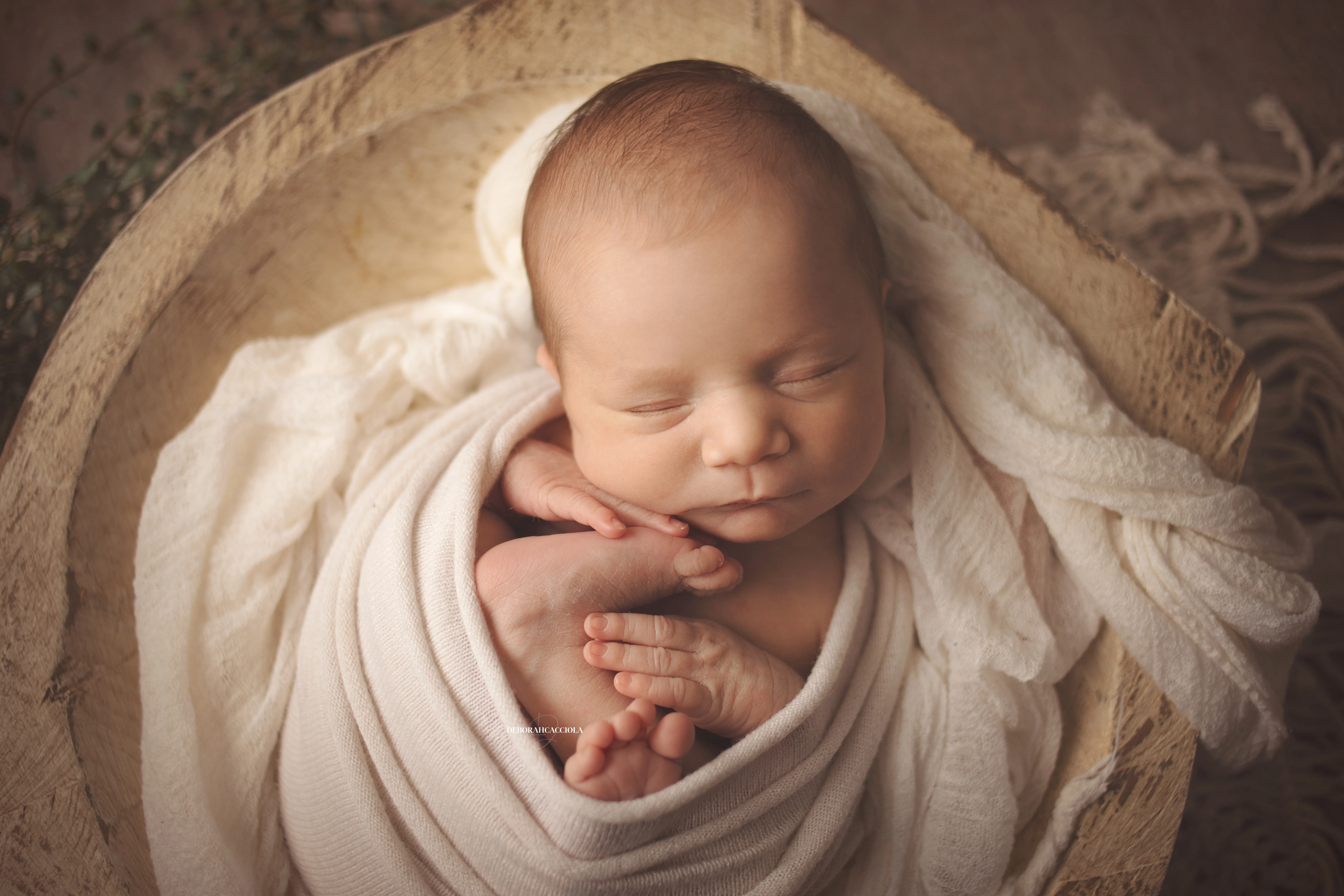 Portrait nouveau-né Orléans : nouveau-né en studio, scène panoramique douce, rendu naturel