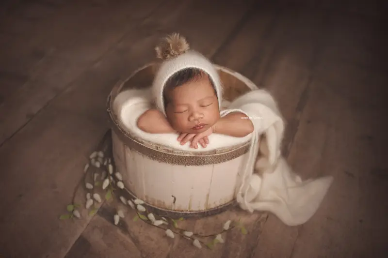 Portrait nouveau-né Orléans : nouveau-né en studio, scène panoramique douce, tonalités naturelles