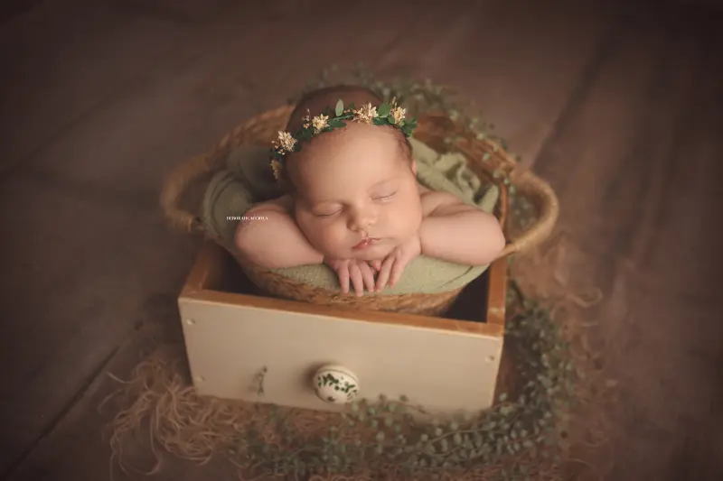 Photo nouveau-né à Orléans, instant tendre avec bébé, plan large harmonieux, rendu naturel