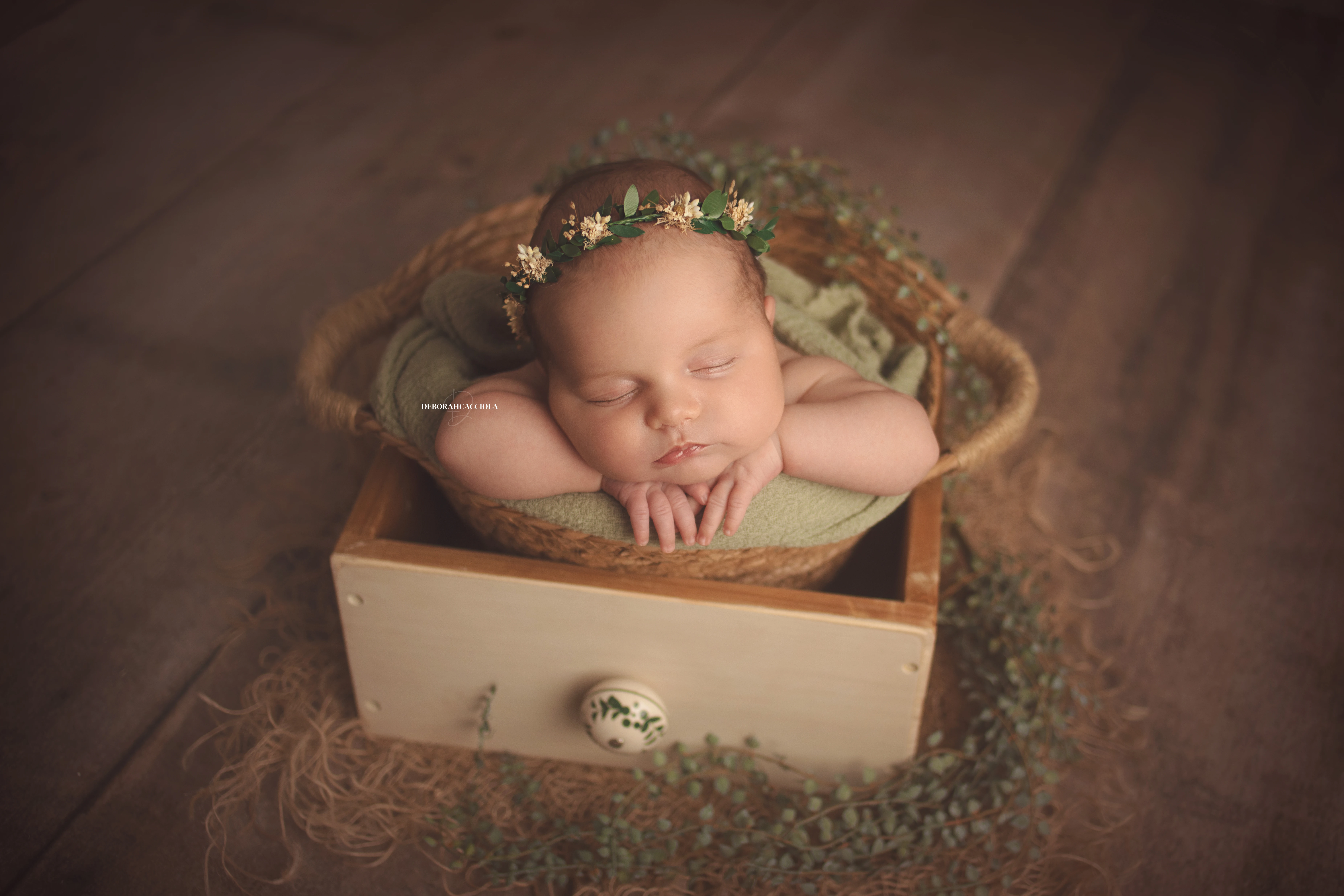 Photo nouveau-né à Orléans, instant tendre avec bébé, plan large harmonieux, rendu naturel