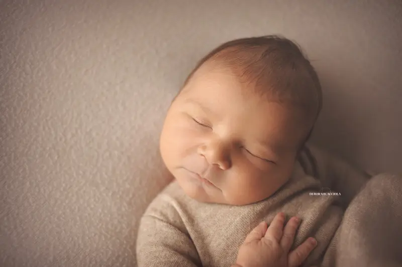 Portrait nouveau-né à Orléans : bébé dans ses premiers jours, composition large et naturelle, couleurs équilibrées