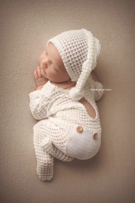 Séance bébé en studio à Orléans : nouveau-né en studio, cadrage vertical doux, tonalités naturelles