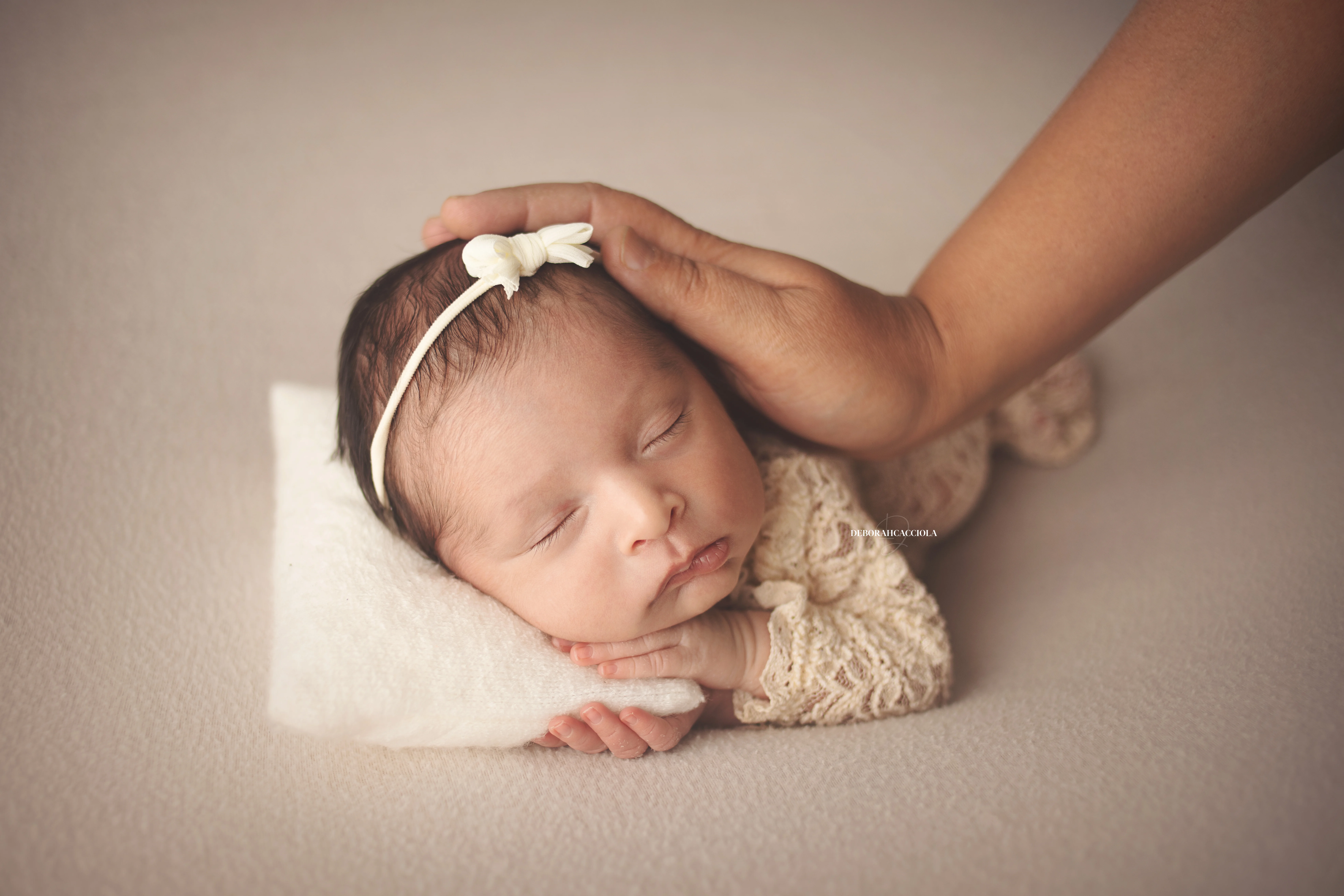 Portrait nouveau-né Orléans : portrait délicat de bébé, cadrage horizontal équilibré, palette claire